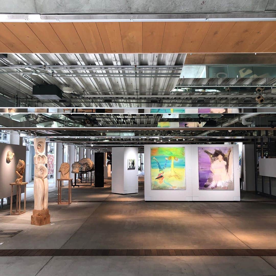 Warehouse TERRADA 寺田倉庫のインスタグラム：「アートカフェ「WHAT CAFE」が天王洲にオープン   800㎡におよぶ開放的な空間に、今後の活躍が期待されるアーティストの作品を数十点展示。 カフェスペースでランチやお茶を楽しみながら作品を鑑賞・購入できます。 展示作品は会期ごとにすべて入れ替わり、年間数百点の作品と出会えます。  現在の展示は11月5日まで。   WHAT CAFEの詳細についてはこちらから→  @whatcafe_terrada   施設名 ：WHAT CAFE（ワット カフェ）  所在地 ：東京都品川区東品川2-1-11  最寄り駅：りんかい線/東京モノレール 天王洲アイル駅  営業時間：11:00 – 18:00（不定休） 10月27、28日はお休みです ※入場料 ：無料」