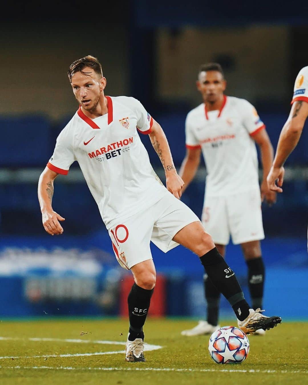 イヴァン・ラキティッチのインスタグラム：「Gran esfuerzo de todo el equipo para el primer partido de #ChampionsLeague! Seguimos! ⚽️⚔️👏🏼 #IvanRakitic #VamosMiSevilla — Great team effort for the first Champions League game! ⚽️⚔️👏🏼」