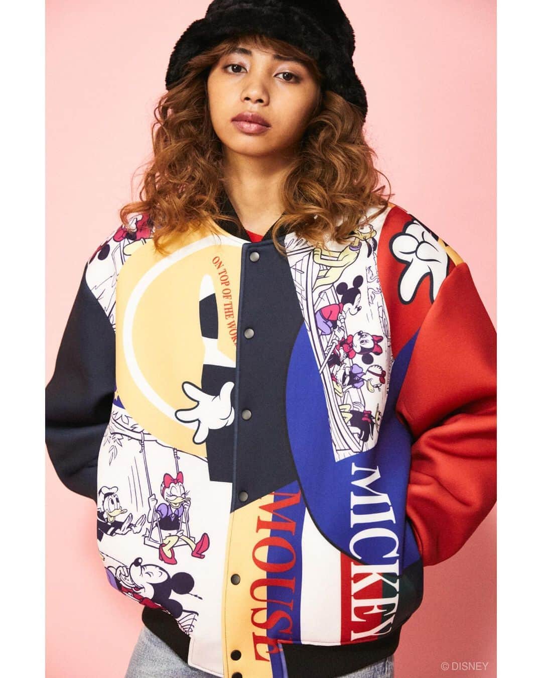 のインスタグラム：「Disney SERIES CREATED by MOUSSY 15th Collection. Now on sale. --------------------------------------------- 2020 WINTER COLLECTIONでは引き続き 70s〜80sのヴィンテージテイストと90sストリートテイストをベースに レトロでノスタルジックなデザインを展開。 ㅤㅤㅤㅤㅤㅤㅤ ここでしか手に入らない魅力的なアイテムをラインナップしました。 ㅤㅤㅤㅤㅤㅤㅤ MICKEY MOUSEを愛する人たちが 素敵に見えるように。 ㅤㅤㅤㅤㅤㅤㅤㅤㅤㅤ いつまでも いくつになっても とまどうことなく ずっと着続けられる洋服。 ここで出会える特別な MICKEY MOUSEアイテムをMOUSSYは提案します。 --------------------------------------------- ・MD FUN MEMORIES JACKET(010DAY30-5060) ・MD STAMP PINS(010DAY50-5060) ・MD SMACK JAQUARD KNIT TOPS(010DAY70-5000) ・MD MICKEY F SHEEP BOA JACKET(010DAM30-5140) ・MD BALLOON ALLOVER LONG SLEEVE SHIRT(010DAY30-5000) ・MD MICKEY HANDLE BAG(010DAT51-5120) ・MD MICKEY EMBROIDERY POLO(010DAY90-5100) ・MD MICKEY PATTERN BAG(010DAQ51-5160) ・MD LETTER BORDER KNIT TOPS(010DAY70-5040) ・MD WELCOME FRIENDS LONG COAT(010DAY30-5020) ・MD TELEPHONE! VELOUR HOODIE(010DAY90-5160) ・MD ALL MEMBERS SHIRT(010DAY30-5010) --------------------------------------------- 2020.10.21 wed Release✨ SHEL'TTER WEB STORE・The SHEL'TTER TOKYO表参道原宿店にて限定発売中！ ※一部の商品は、SHEL'TTER WEB STORE限定でオーダーが既定数に達した場合に発売が決定するスペシャルアイテムとなっております。 (※一部商品はMOUSSYルミネエスト新宿店でもお取り扱いいたします。) #MOUSSY #DisneySERIESCREATEDbyMOUSSY #MOUSSY_Disney #MICKEYMOUSE」