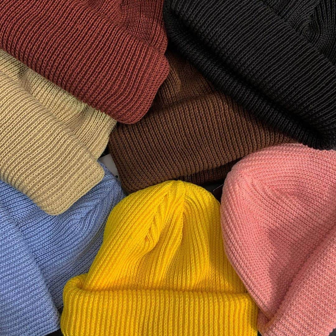 のインスタグラム：「ADVAN BEANIE 入荷しております💁🏾‍♀️👏🏿  どんなスタイルにも合わせやすい ADVANBEANIE💯🌟 カラー豊富に揃ってます🌈✨  🎡Diver City🗽 11:00～20:00 ・  ※GROW AROUND Diver City店 平日と土日祝日にて営業時間が変更となっております。ご来店の際は営業時間にお気をつけください。 (平日)11:00~20:00 (土日祝)10:00~20:00  ・ #growaround #growaroundnewarrivals  #growarounddivercity #advan  #beanie」