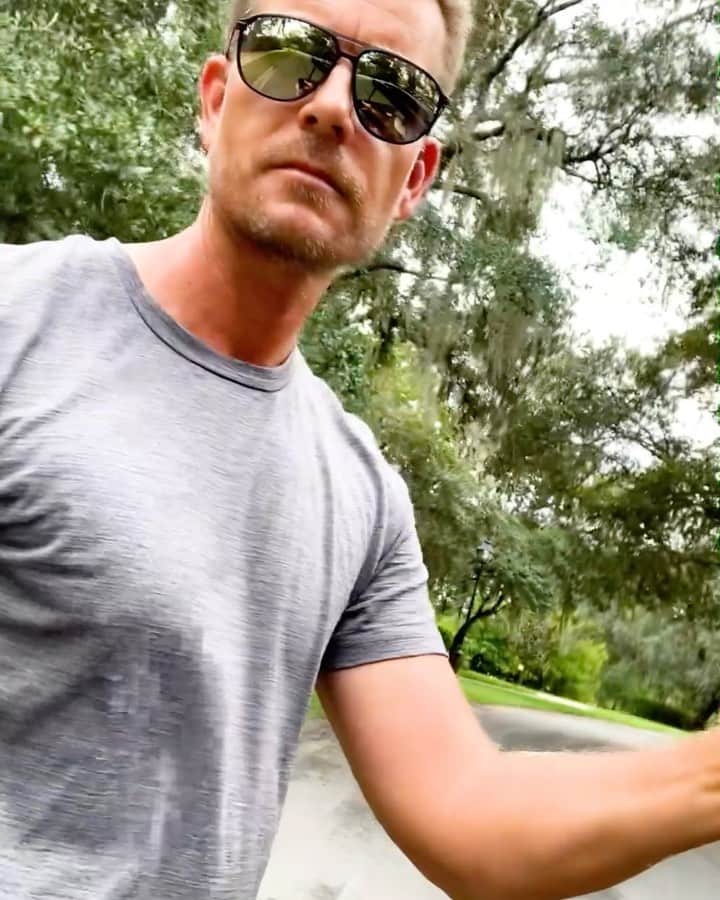 ヘンリク・ステンソンのインスタグラム：「I’m a little late to the party here - and a bit biased - but I brought the best drinking utensil to this challenge 😎  @henrikstensoneyewear @theopen」