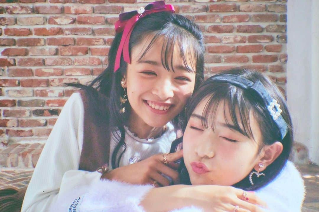 ニコ☆プチのインスタグラム：「💝💝 明日はついにニコ☆プチ12月号の発売日🎄⭐️🎶 特別にフライングオフショあげちゃおっと……🎅🎁💖 . . . 表紙の2人どう⁇🐶🐱 . . . #最高でしょ😘💓 #近藤藍月  #中山あやか」