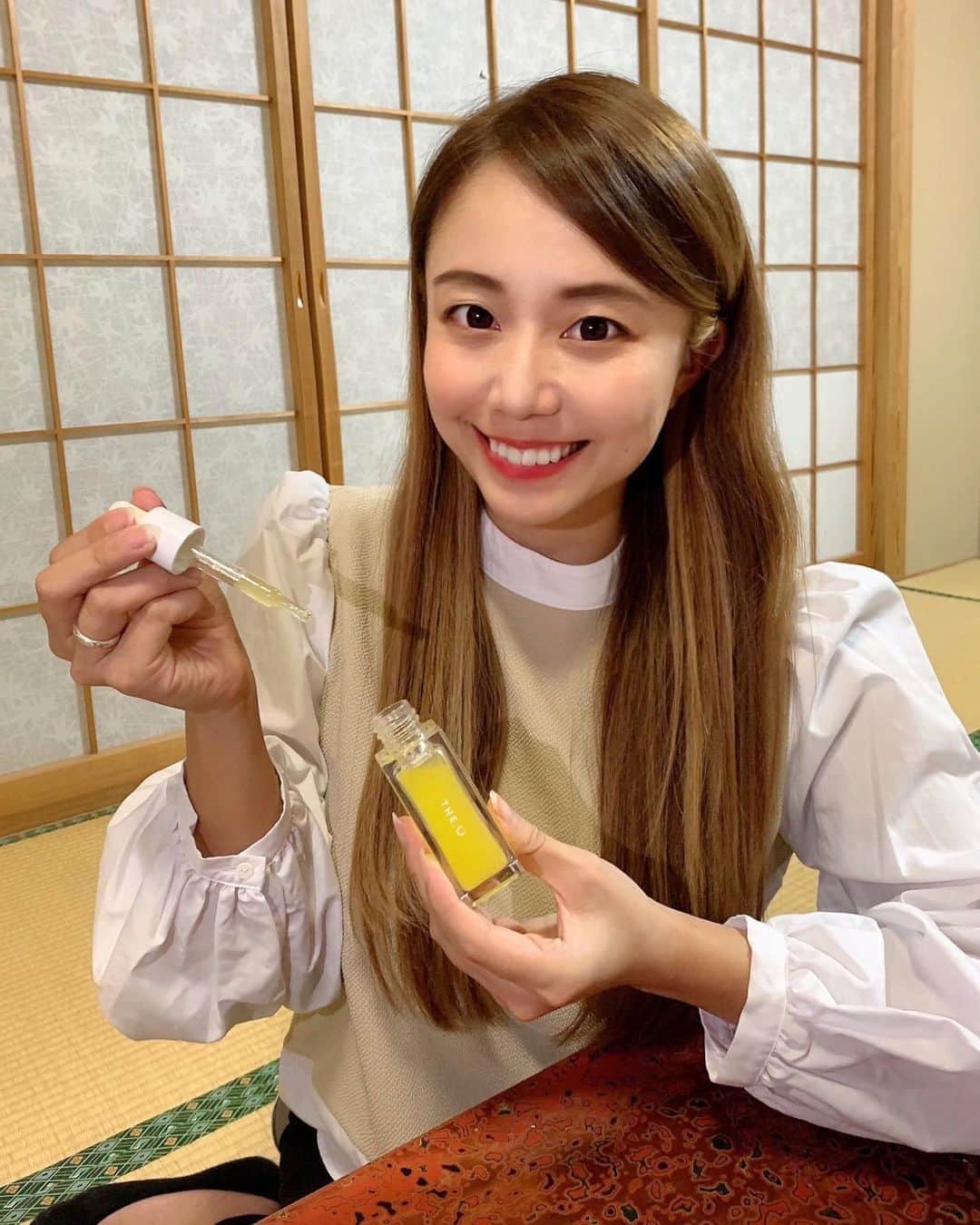 のインスタグラム：「こんばんは⭐️ . 今月に入って使い始めたビタミンCたっぷりの @the.c_official の美容液✨💕 . ゴルフの日の夜とかだといつもより紫外線浴びてるから、肌ケアのために使い始めた😌 もちろんこの前の女子旅の時も持って行ったよ✨ . 一通り夜のスキンケア終わった後にこのフルーツ美容液塗って寝たらビタミンパックしてる感じになるから、翌朝の肌の調子が良くて最近毎日使ってる❤️🍊🍋 . フルーツの香りも私はすごく好き😍 .  #THEC_beauty #美白美容液 #ビタミンC美容液#肌ケア#美容液#ビタミンC#beauty#pr #ゴルフ#ゴルフ女子#golf#golfgirl#golfswing#ゴルフスイング#sports#スポーツ#スポーツ女子#골프#골프여자#尔夫球#高尔夫」