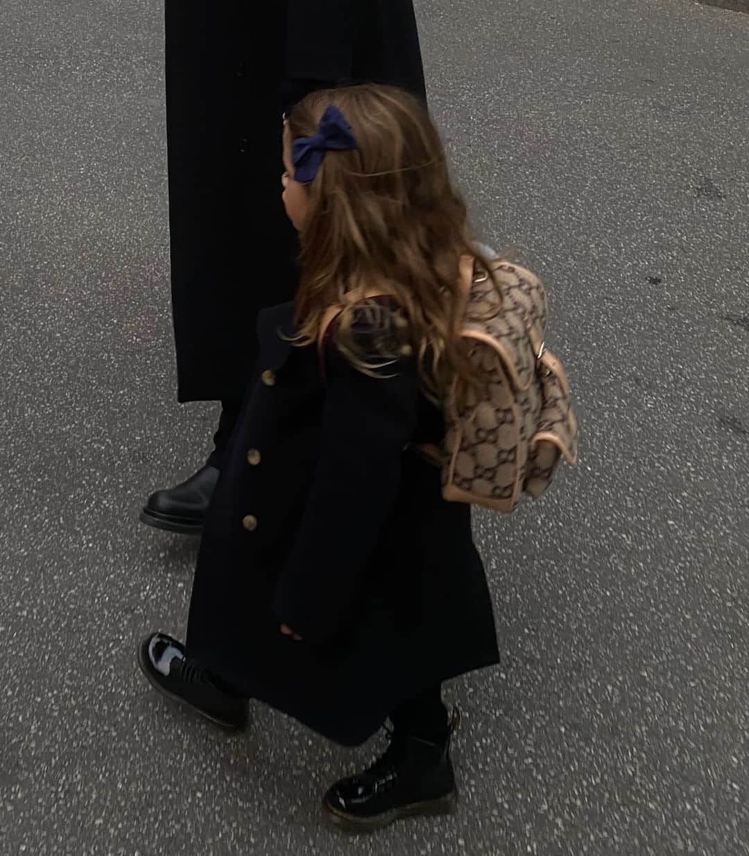 Mathilde Goehlerのインスタグラム：「Little angel not so little anymore 🖤🖤🖤 reklame*」