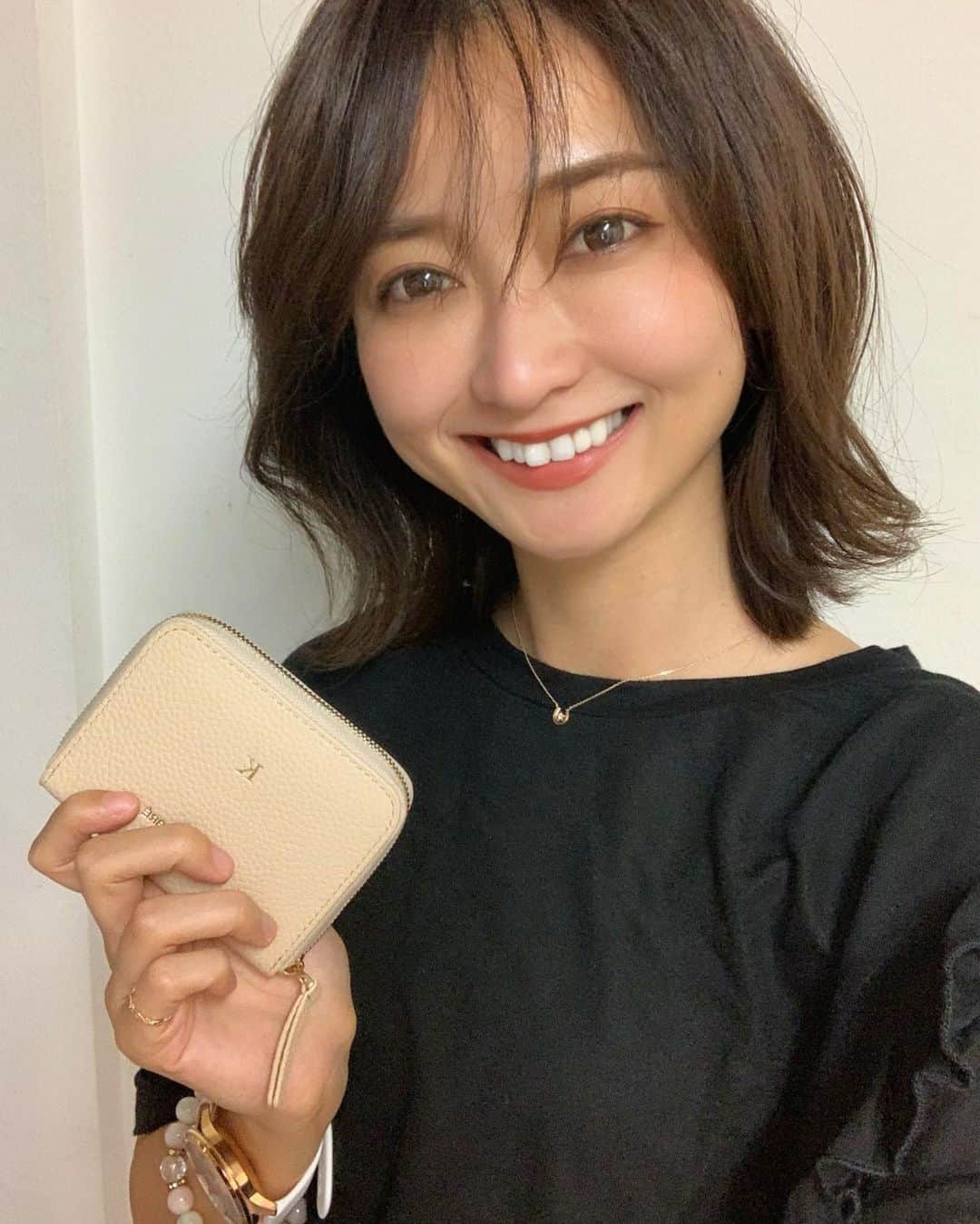 のインスタグラム：「🆕ジップウォレット👛 @maisondesabre  デザインもカラーも可愛くて、それに刻印ができるのも嬉しい。。🥺💓 山吹は今回KAORIの『K』にしたよ🤘🏾👧🏾 明日から早速使おう〜楽しみ🥰👛 ・ ・ ・ #NEW#ジップウォレット #メゾンドサブレ #MakeYourMark #お気に入り　💓 #刻印　嬉しい🥺 #かおり のK👧🏾✨」