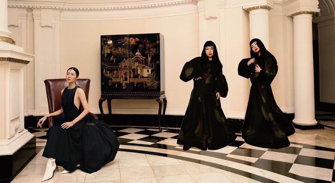 リウ・ウェンのインスタグラム：「👩🏻👩🏻👩🏻 #Voguechina 📸 @fumikoimano  👗@yuhang_yao」