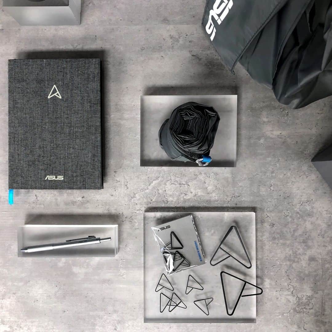 ASUSさんのインスタグラム写真 - (ASUSInstagram)「#ASUS30 merch alert! Which one of these things would you want in an #ASUS loot bag?  📸: @asusdesigncenter」10月21日 19時45分 - asus
