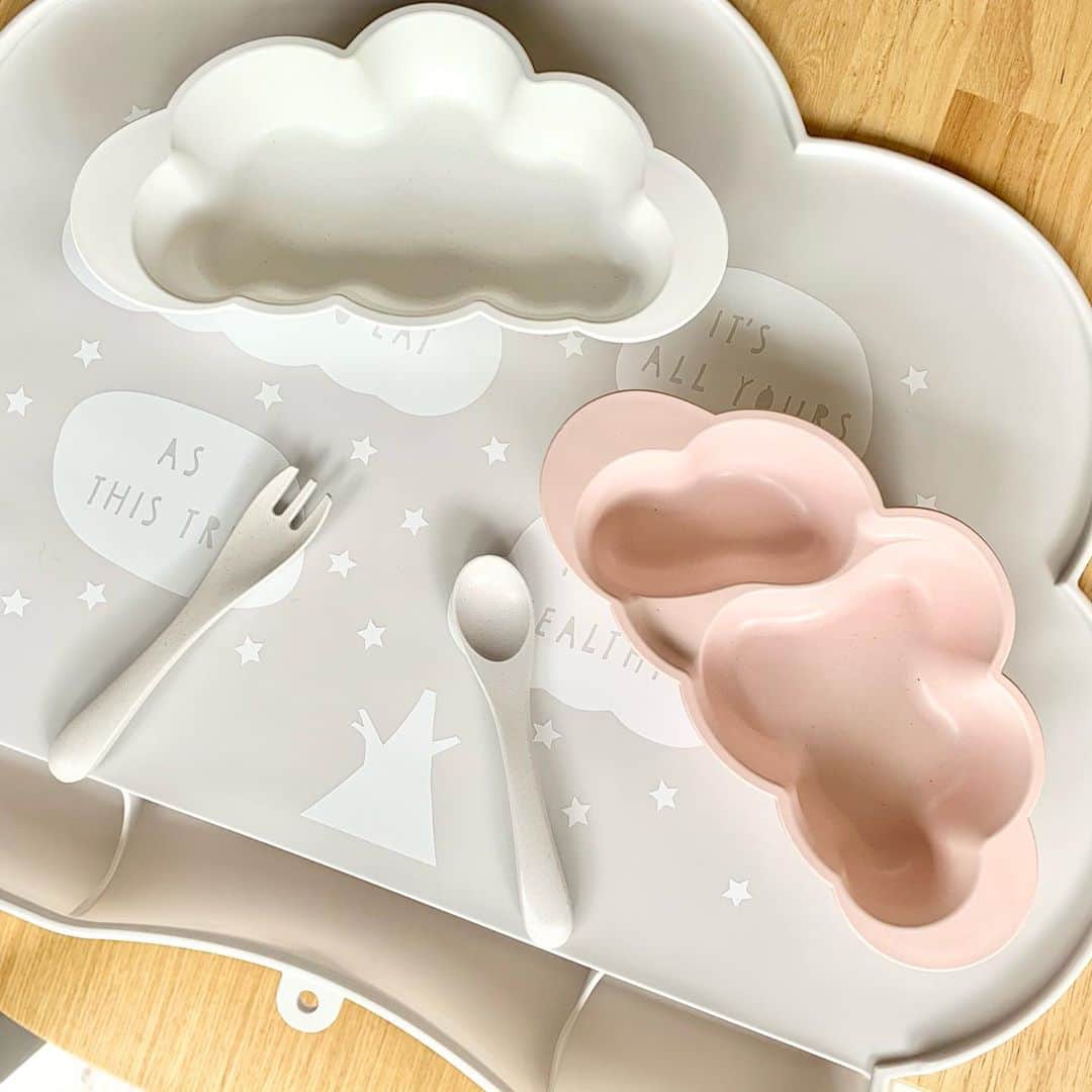 blossom39_officialのインスタグラム：「. 《10mois(ディモワ)》の商品が店頭に入荷いたしました！  10moisはフランス語で"10ヶ月"という意味。 新しい命を心待ちにする十月十日。 その大切な時間を心地よく幸せな気分で過ごして欲しい、 そのためのお手伝いができたらという思いから 生まれたブランドです。  今回店頭ではマママンマのお食事シリーズなどの 雑貨のお取り扱いをスタートいたしました。  【取り扱い店舗】 ・blossom39代官山店 ・blossom39東武池袋店 ・blossom39西武渋谷店 ・blossom39伊勢丹新宿店 ・blossom39HINKA RINKA銀座店 ・blossom39日本橋三越本店 ・blossom39みなとみらい店 ・blossom39ららぽーと横浜店 ・blossom39松坂屋名古屋店 ・blossom39大丸神戸店(お布団も取り扱っています) ・blossom39大丸福岡天神店 ・blossom39 select FKDインターパーク店 ・blossom39 select 新潟伊勢丹店 ・blossom39 select 大和香林坊店 ・べべプチポワヴェール有明ガーデン店 ・birthday partyららぽーと名古屋みなとアクルス店 ・birthday partyららぽーとエキスポシティ店  #blossom39 #ブロッサム39 #出産準備 #ベビーギフト #ベビー食器 #出産祝い #離乳食デビュー #10mois #ディモワ #赤ちゃんのいる生活」