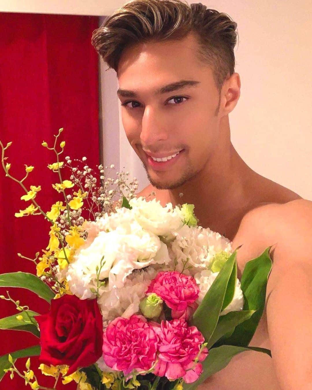 當間ローズのインスタグラム：「今週の我が家の花はこんな感じ🌹 毎週テーマ決めて花を選んでるけど、今回は色味のバランス好き💪 一本の赤いローズが際立つ様に生けてみた！ローズは一本でもパワフルだね🌹😊   #バチェロレッテ　 #當間ローズ  #愛と筋肉のハイブリット #ラテンの貴公子  #toumarose  #ShapeOfLove  #ラテン  #ハーフ  #モデル #toumarose #singer #Artist #Model #Tokyo  #Brazilian #brasil  #italian #fashion #fitness #muscle #body #workout #sexy」