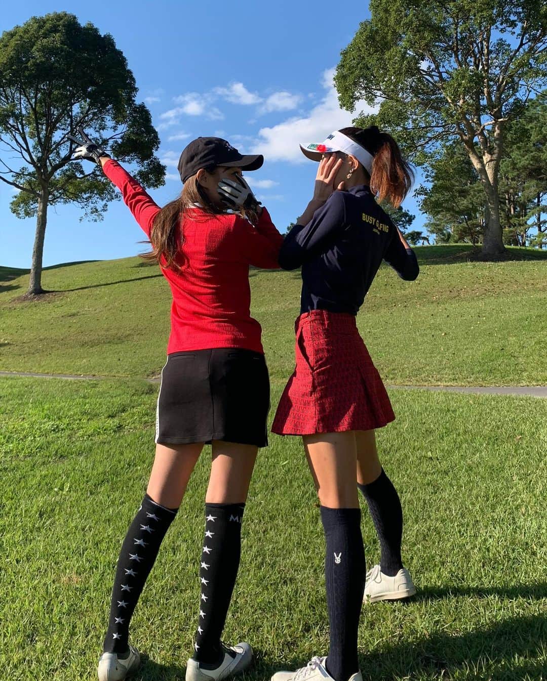中里さや香さんのインスタグラム写真 - (中里さや香Instagram)「今日は、本当に楽しいリンゴルフ🍎さん　　@ringolfinsta の撮影でしたっ😆✨  ・ じゅんちゃん面白すぎて、腹筋崩壊する笑  ・ 本当にすっごい面白い撮影だったので、また告知しますね☺️  ・ ウェアは　@jackbunny_official さんの‼︎赤のスカートがすっごく可愛い〜❤️❤️  ・ #golf#golflife#golfgirl#ゴルフ#リンゴルフ#ゴルフ女子#ゴルフ男子#ゴルフ好き#jackbunny#azasgolf#bellglo#srixon#srixonx2#スリクソンx2 #」10月21日 19時50分 - sayakashi1217