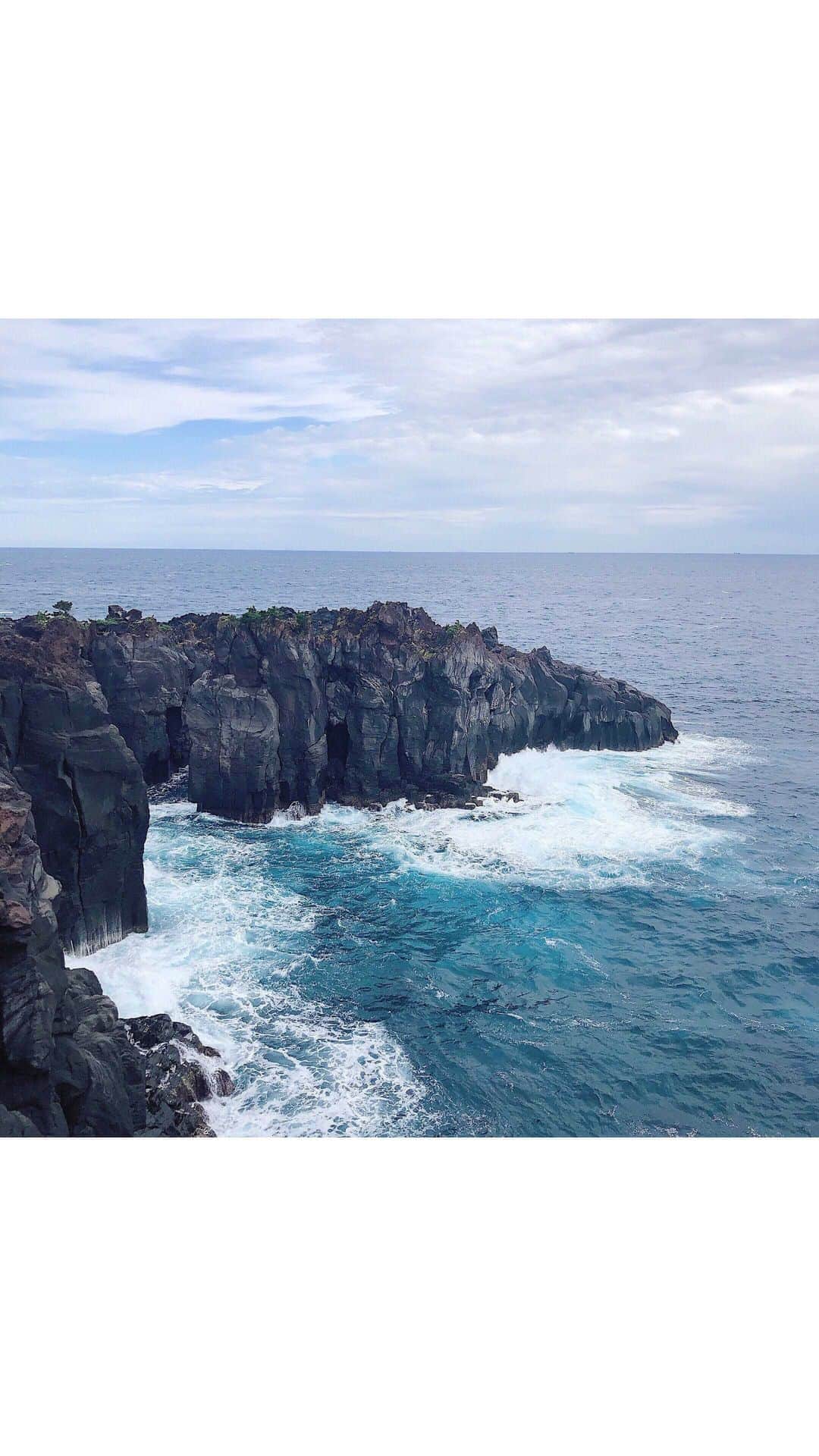 のインスタグラム：「#火曜サスペンス劇場 に出てきそうな、大好きな断崖絶壁な2回目の #城ヶ崎 🌊﻿ ﻿ 何度行っても感動するドキドキする場所で、やっぱりあの吊り橋は渡るの緊張する👏🏼😂💦﻿ ﻿ しかもここ、崖のとこにサクとかないから、ギリッギリッまで行けちゃうのがほんとすごくて、怖いもの見たさで @miisuke36 と私はいつも恐る恐る下を覗きに行っちゃいますw﻿ ﻿ @miharu_mihart に「ねぇ〜もうやめて、戻ってきて〜😭」と何回も言われましたw﻿ ﻿ 心配させてごめんよ🙏🏼🤣💕﻿ ﻿ 動画じゃ伝わりきらない海の青さがほんとにキレイでずっと見てられた🤤💙(深くて黒いとこは怖いけど🥶)﻿ ﻿ サスペンスっぽい音楽付けたかったけど、著作権問題厳しくてここには無理だったのでw、細々と趣味で上げてるTikTokには音源があったので、そっちにそれっぽく載せようと思います😝🤳🏼﻿ ﻿ 伊豆は観光名所が色々あって、温泉宿も美味しい海の幸もたくさんあって、大好きだなぁ〜🐟♨️❤️﻿ ﻿ 静岡県民として、勝手に誇らしいです🥴🌟﻿ ﻿ #旅行 #女子旅 #伊豆 #海 #日常 #思い出 #trip #tripgram #shorttrip #girlstrip #japan #reels #memories #bestie #gotoキャンペーン﻿」