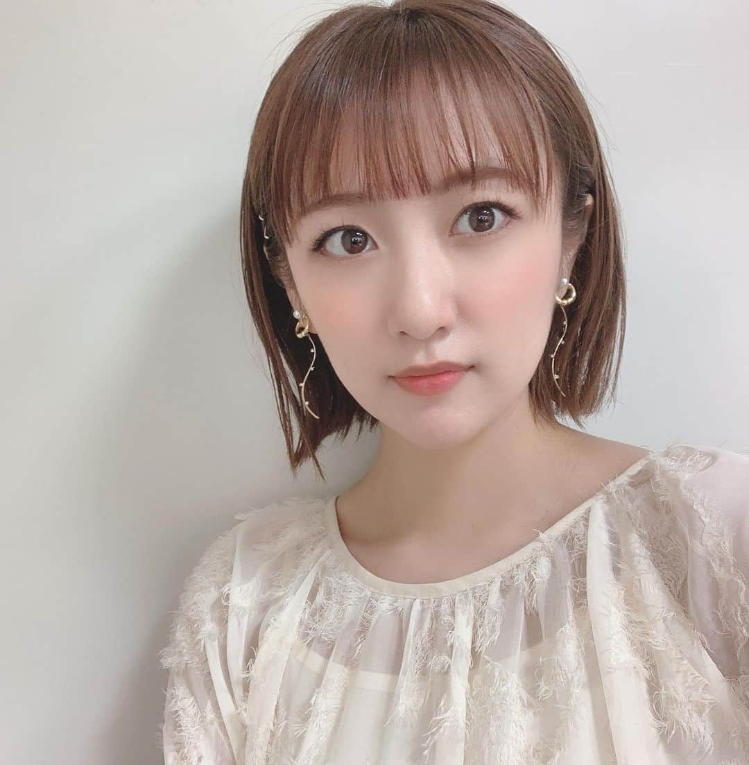 高橋みなみさんのインスタグラム写真 - (高橋みなみInstagram)「フジテレビ「バイキングMORE」 2回目の出演でした😊 前回自分でもびっくりするくらい緊張したけど、今回は肩の力を抜いてお話しすることができました✨  珍しく髪の毛おろしてみたよ！  #バイキングmore  #フジテレビ #tv  衣装👗 ワンピース @randa_pic イヤリング @anemone_official 靴👠 @dianashoespress  #fashion #happy #love」10月21日 19時52分 - taka37_chan