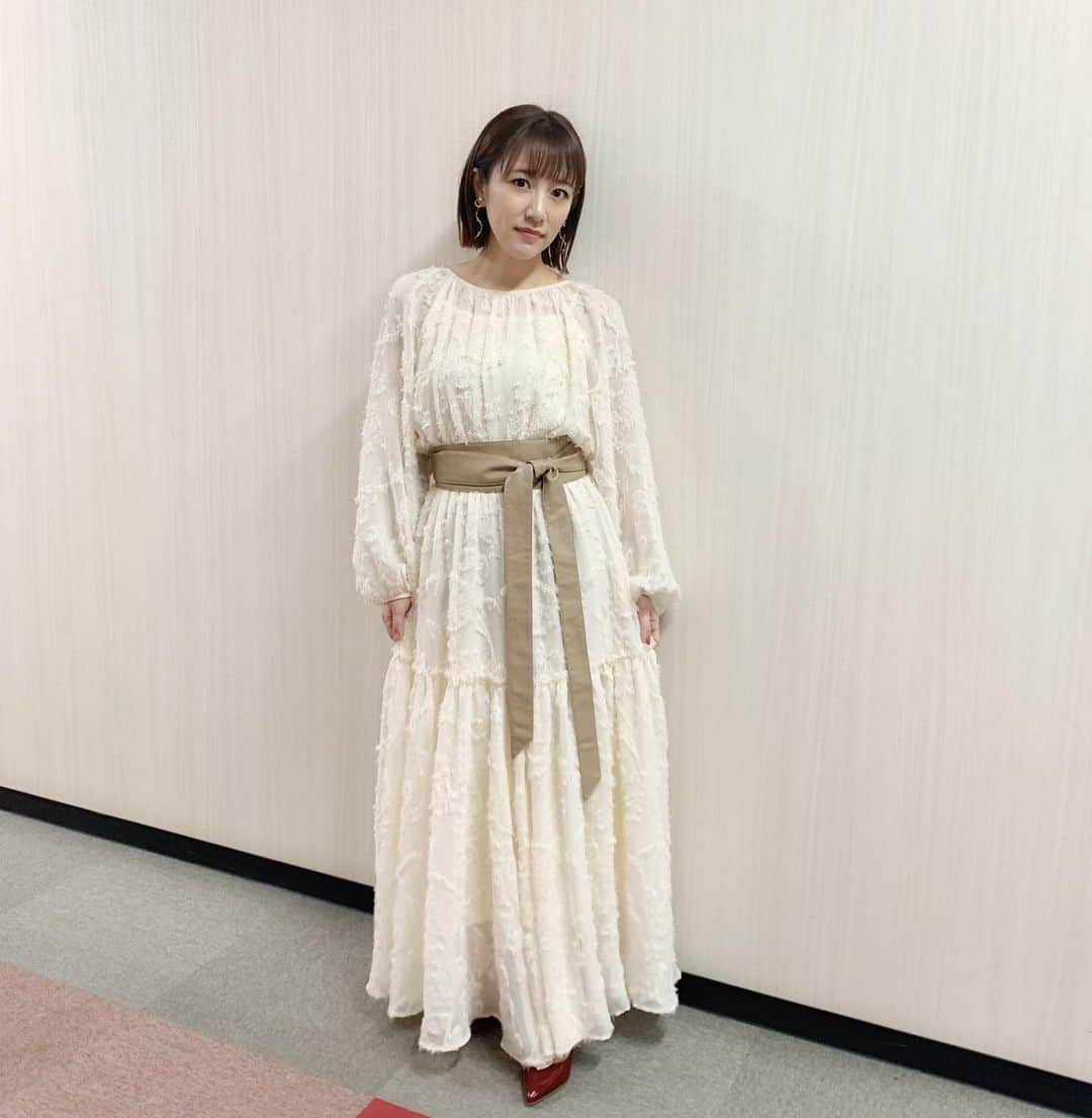 高橋みなみさんのインスタグラム写真 - (高橋みなみInstagram)「フジテレビ「バイキングMORE」 2回目の出演でした😊 前回自分でもびっくりするくらい緊張したけど、今回は肩の力を抜いてお話しすることができました✨  珍しく髪の毛おろしてみたよ！  #バイキングmore  #フジテレビ #tv  衣装👗 ワンピース @randa_pic イヤリング @anemone_official 靴👠 @dianashoespress  #fashion #happy #love」10月21日 19時52分 - taka37_chan