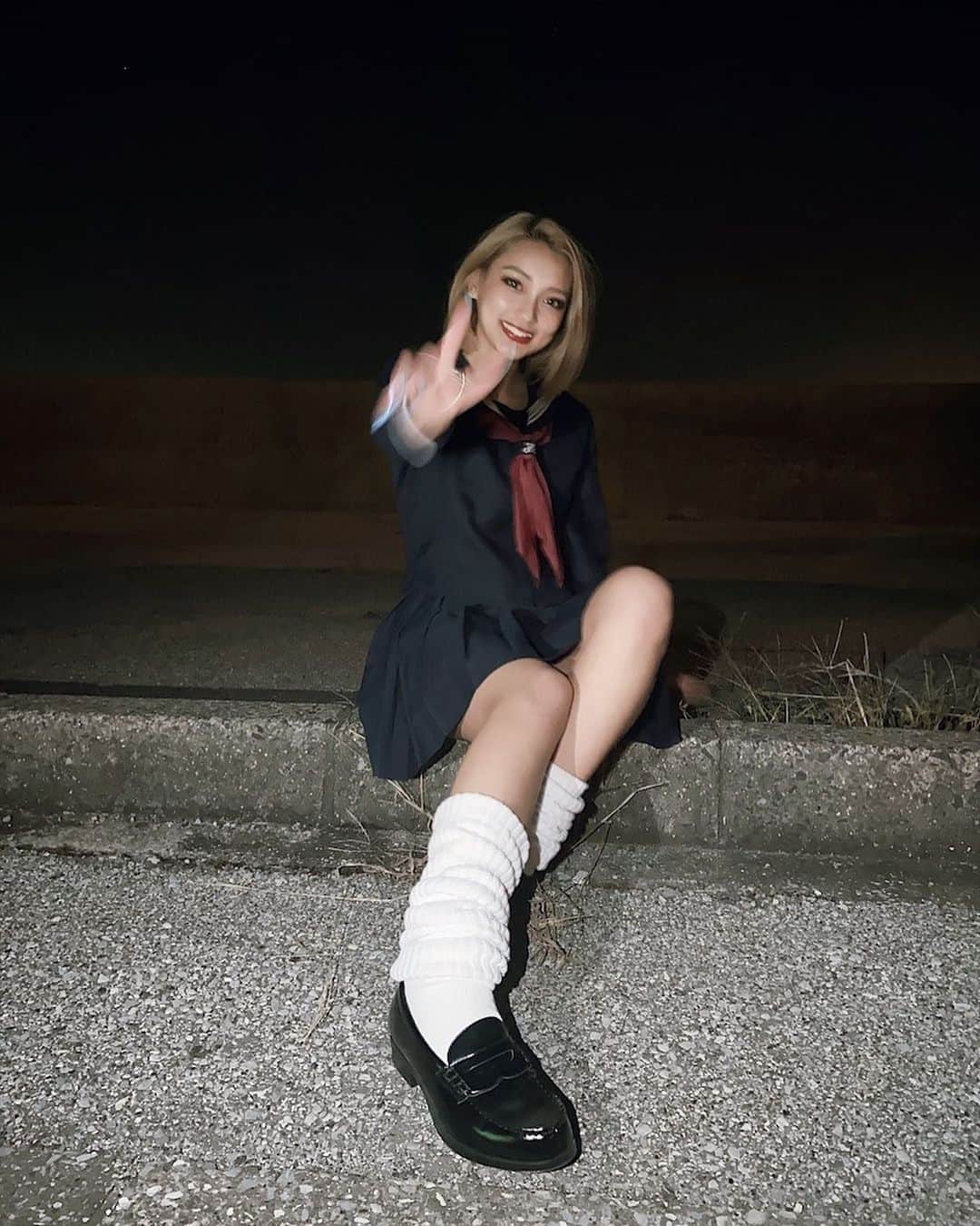 えまぽち(穂波エマ)のインスタグラム：「やりらふぃ〜の彼女だぞ？  #セーラー服 #やりらふぃー #まんじ　#ギャル #ぎゃう #単車の虎」