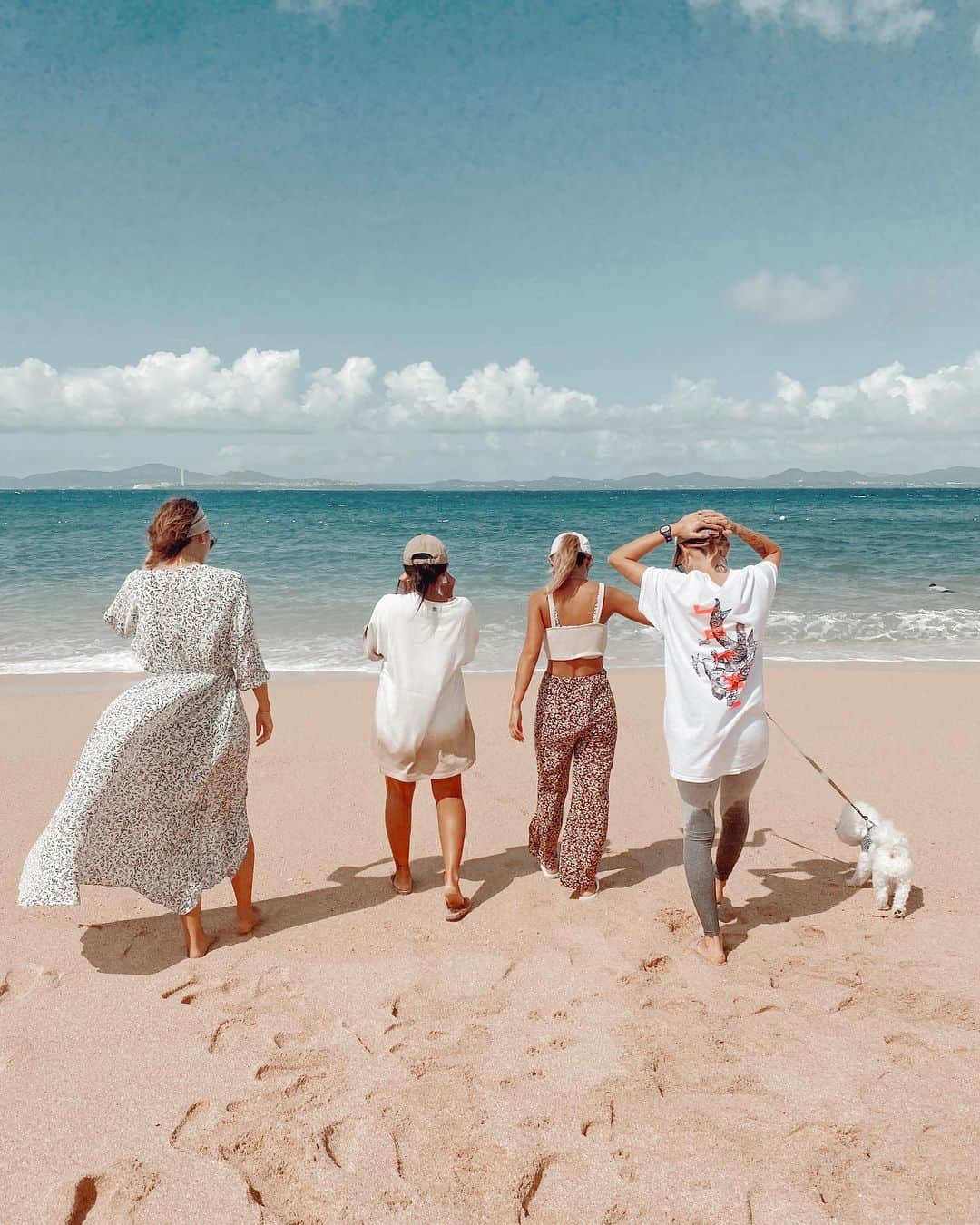 のインスタグラム：「. okinawa lifeも今日で終了😯 滞在期間は全部晴れてくれて最高でした🌞 遊んでくださった皆さまありがとございました😍🙏🏾 また来年🐚🧡」