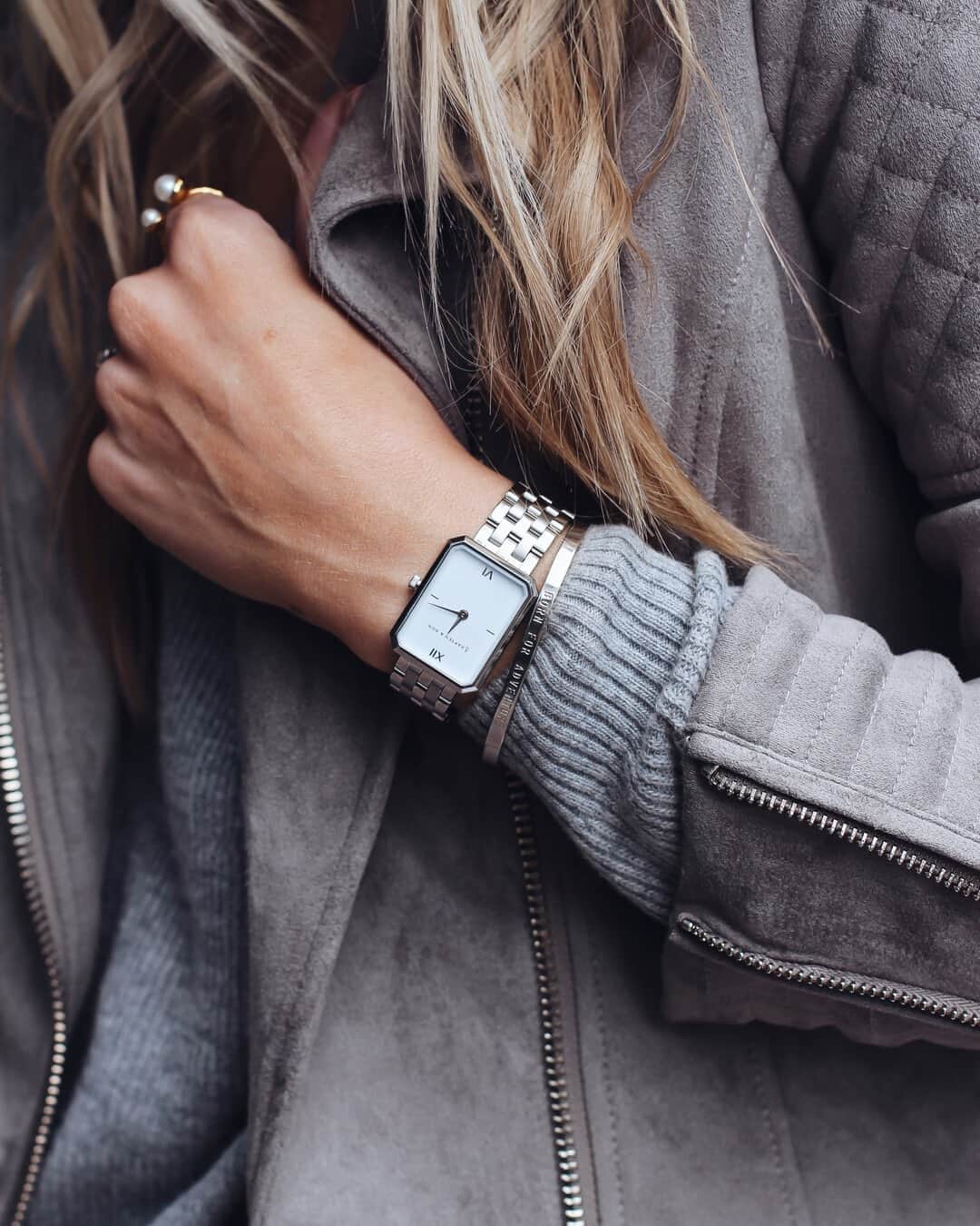 Kapten & Sonさんのインスタグラム写真 - (Kapten & SonInstagram)「'Ready for the colder season.' ❄️ Stylish autumn outfit details by @lucyflorals wearing our watch Grace Silver "Steel". 🕊️ #bekapten #kaptenandson⁠ .⁠ .⁠ .⁠ #watch #grace #silver #cozy #comfy #autumn #autumnlooks #inspiration #inspo #style #fashion #fashionlover #outfit #details #explore」10月21日 20時01分 - kaptenandson