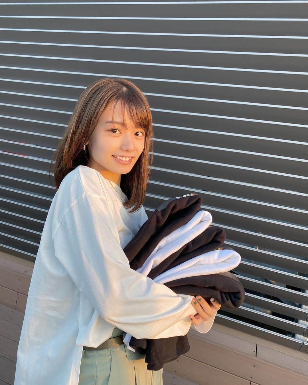 足立佳奈のインスタグラム：「これなーんだっ😚 ファンクラブのみんなは分かるはずっ♡ #ファンクラブ限定グッズ（スウェット♡） #そのグッズの特典は #1対1のビデオ通話☎︎」