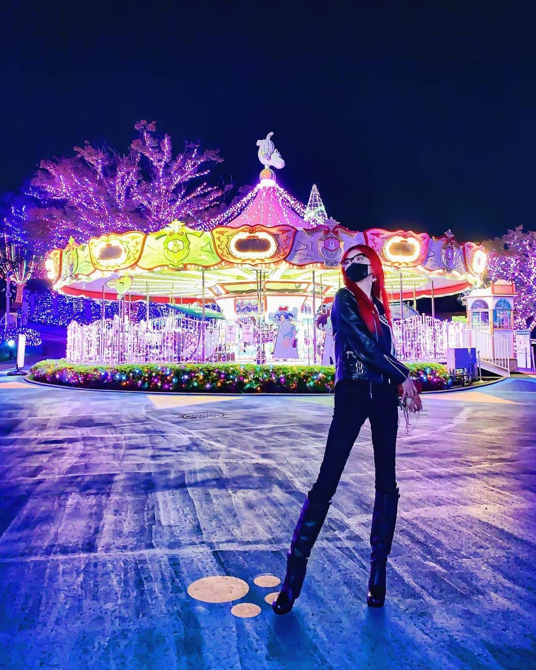 si ouxのインスタグラム：「よみうりランドの今年の #ジュエルミネーション を体験しに行ってきました。﻿ キラキラがはんぱなかったです、むしろ明るい！﻿ どこを切り取っても絵になる状況で撮影がたのしすぎる！撮り合いするのがおおすすめ。﻿ またゆっくり行きたいな〜！昼間も行きたい。﻿ コロナ対策もしっかりされていました。カワウソのアナウンスかわいい。﻿ ﻿ ﻿ 動画も載せてるので見てみてね！﻿ よみうりランドの公式instagram @yomiuriland がリニューアルされているのでチェックしてみてね！﻿ ﻿ ﻿ #よみうりランド﻿ #ジュエルミネーション﻿ #ジュエルミネーション2020﻿ #イルミネーション﻿ #イルミネーション2020﻿ #PR」