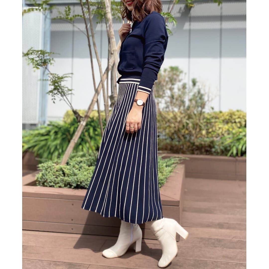 kumikyokuさんのインスタグラム写真 - (kumikyokuInstagram)「今秋スタートの﻿ 組曲WEB限定レーベル「KMKK」﻿ @kmkk_jp ﻿ 誠実な服づくりはそのままに﻿ 旬のエッセンスや異なる感性が響き合う﻿ 新しいベーシックスタイルを展開します。﻿ ﻿ “ヴィスコースストレッチニット﻿ カーディガン＆スカート”﻿ ﻿ ネイビー×ベージュの上品な配色と﻿ 定番のデザインですっきり見える﻿ シルエットがポイントのニットアップ。﻿ ﻿ クラシカルな金ボタンや﻿ 袖口や裾の２本のバイカラーラインが﻿ クリーンなトラッドエッセンスに。﻿ ﻿ スカートはウエストから腰にかけて﻿ すっきり見えのシルエット。﻿ ゴム仕様になっているので﻿ リラックスして着れるのも嬉しいポイント。﻿ ﻿ ﻿ CARDIGAN:［KR20BW0353］￥8,900＋tax﻿ SKIRT:［SK20BW0363］￥8,900＋tax﻿ ﻿ ﻿ ﻿ #kmkk_ #kumikyoku1992﻿ #洗える ﻿ #ニットカーディガン #ニットスカート﻿ #onward」10月21日 20時01分 - kumikyoku_jp
