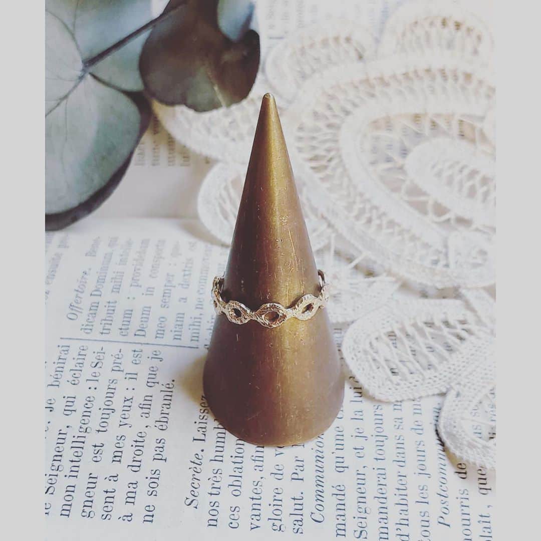 エムスールさんのインスタグラム写真 - (エムスールInstagram)「【特集】華奢で上品な10kアクセサリー＊﻿ ﻿ ゴールドカラーが映える秋。﻿ ﻿ でも派手なゴールドのアクセサリーは苦手...﻿ そんな方には10kがオススメです◎﻿ ﻿ 華奢で落ち着きのあるゴールドカラーは﻿ 肌なじみも良く、上品に見せてくれます。﻿ ﻿ m.soeurの10kシリーズは華奢ですが、しっかりと個性を出してくれるレースやお花をモチーフにしております。﻿ ﻿ リングは重ね付けがスタッフにもとっても人気＊﻿ ﻿ 真鍮やシルバーとも相性が良いので、お持ちのアクセサリーとの組み合わせも楽しんでいただけます♩︎﻿ ﻿ ﻿ ﻿ リングは店頭や、Lilaf by m.soeurにてサイズの受注も行っております。﻿ ※1ヶ月半〜2ヶ月程かかりますので、ギフトの方はお早めにご注文下さい。﻿ ﻿ ZOZOTOWN ▽﻿  https://zozo.jp/sp/search/?p_tpcsid=1299315  ﻿ Lilaf by m.soeur ▽﻿  https://stores.jp/search?q=10k&store=lilaf﻿ ﻿ ﻿ #m_soeur #10k #10金 #アクセサリー #ハンドメイド #ギフト #レース #お花 #flower #accessory #handmade #zozotown #ゴールド #秋﻿」10月21日 20時03分 - m_soeur