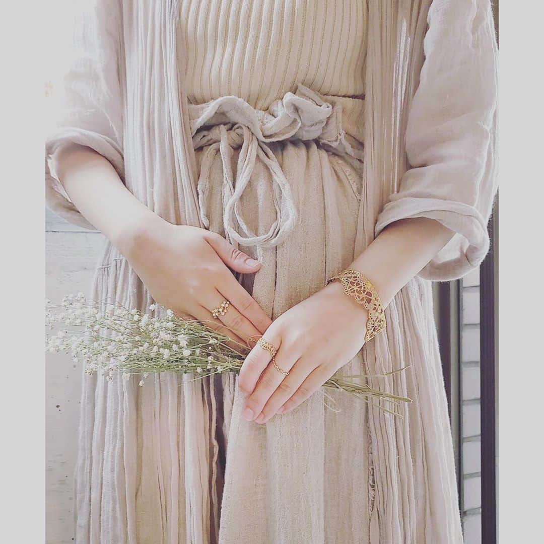 エムスールさんのインスタグラム写真 - (エムスールInstagram)「【特集】華奢で上品な10kアクセサリー＊﻿ ﻿ ゴールドカラーが映える秋。﻿ ﻿ でも派手なゴールドのアクセサリーは苦手...﻿ そんな方には10kがオススメです◎﻿ ﻿ 華奢で落ち着きのあるゴールドカラーは﻿ 肌なじみも良く、上品に見せてくれます。﻿ ﻿ m.soeurの10kシリーズは華奢ですが、しっかりと個性を出してくれるレースやお花をモチーフにしております。﻿ ﻿ リングは重ね付けがスタッフにもとっても人気＊﻿ ﻿ 真鍮やシルバーとも相性が良いので、お持ちのアクセサリーとの組み合わせも楽しんでいただけます♩︎﻿ ﻿ ﻿ ﻿ リングは店頭や、Lilaf by m.soeurにてサイズの受注も行っております。﻿ ※1ヶ月半〜2ヶ月程かかりますので、ギフトの方はお早めにご注文下さい。﻿ ﻿ ZOZOTOWN ▽﻿  https://zozo.jp/sp/search/?p_tpcsid=1299315  ﻿ Lilaf by m.soeur ▽﻿  https://stores.jp/search?q=10k&store=lilaf﻿ ﻿ ﻿ #m_soeur #10k #10金 #アクセサリー #ハンドメイド #ギフト #レース #お花 #flower #accessory #handmade #zozotown #ゴールド #秋﻿」10月21日 20時03分 - m_soeur
