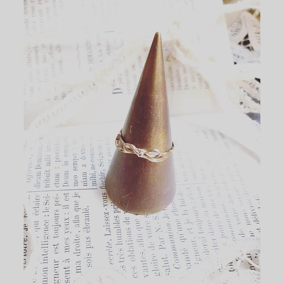 エムスールさんのインスタグラム写真 - (エムスールInstagram)「【特集】華奢で上品な10kアクセサリー＊﻿ ﻿ ゴールドカラーが映える秋。﻿ ﻿ でも派手なゴールドのアクセサリーは苦手...﻿ そんな方には10kがオススメです◎﻿ ﻿ 華奢で落ち着きのあるゴールドカラーは﻿ 肌なじみも良く、上品に見せてくれます。﻿ ﻿ m.soeurの10kシリーズは華奢ですが、しっかりと個性を出してくれるレースやお花をモチーフにしております。﻿ ﻿ リングは重ね付けがスタッフにもとっても人気＊﻿ ﻿ 真鍮やシルバーとも相性が良いので、お持ちのアクセサリーとの組み合わせも楽しんでいただけます♩︎﻿ ﻿ ﻿ ﻿ リングは店頭や、Lilaf by m.soeurにてサイズの受注も行っております。﻿ ※1ヶ月半〜2ヶ月程かかりますので、ギフトの方はお早めにご注文下さい。﻿ ﻿ ZOZOTOWN ▽﻿  https://zozo.jp/sp/search/?p_tpcsid=1299315  ﻿ Lilaf by m.soeur ▽﻿  https://stores.jp/search?q=10k&store=lilaf﻿ ﻿ ﻿ #m_soeur #10k #10金 #アクセサリー #ハンドメイド #ギフト #レース #お花 #flower #accessory #handmade #zozotown #ゴールド #秋﻿」10月21日 20時03分 - m_soeur