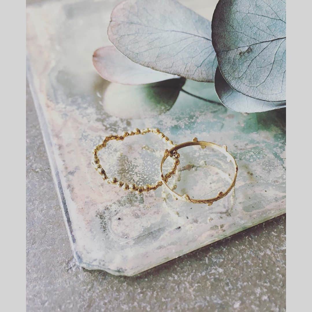 エムスールさんのインスタグラム写真 - (エムスールInstagram)「【特集】華奢で上品な10kアクセサリー＊﻿ ﻿ ゴールドカラーが映える秋。﻿ ﻿ でも派手なゴールドのアクセサリーは苦手...﻿ そんな方には10kがオススメです◎﻿ ﻿ 華奢で落ち着きのあるゴールドカラーは﻿ 肌なじみも良く、上品に見せてくれます。﻿ ﻿ m.soeurの10kシリーズは華奢ですが、しっかりと個性を出してくれるレースやお花をモチーフにしております。﻿ ﻿ リングは重ね付けがスタッフにもとっても人気＊﻿ ﻿ 真鍮やシルバーとも相性が良いので、お持ちのアクセサリーとの組み合わせも楽しんでいただけます♩︎﻿ ﻿ ﻿ ﻿ リングは店頭や、Lilaf by m.soeurにてサイズの受注も行っております。﻿ ※1ヶ月半〜2ヶ月程かかりますので、ギフトの方はお早めにご注文下さい。﻿ ﻿ ZOZOTOWN ▽﻿  https://zozo.jp/sp/search/?p_tpcsid=1299315  ﻿ Lilaf by m.soeur ▽﻿  https://stores.jp/search?q=10k&store=lilaf﻿ ﻿ ﻿ #m_soeur #10k #10金 #アクセサリー #ハンドメイド #ギフト #レース #お花 #flower #accessory #handmade #zozotown #ゴールド #秋﻿」10月21日 20時03分 - m_soeur