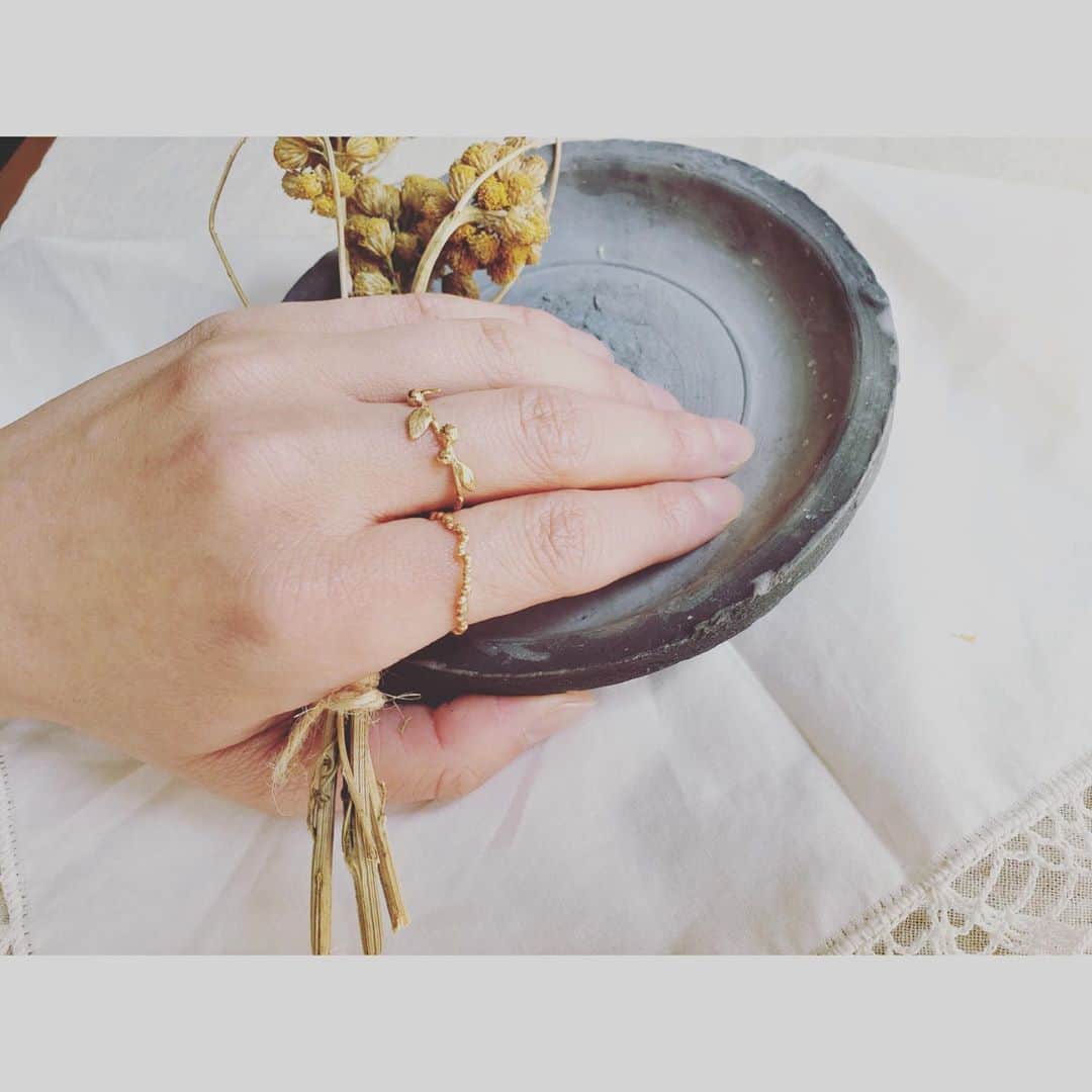 エムスールさんのインスタグラム写真 - (エムスールInstagram)「【特集】華奢で上品な10kアクセサリー＊﻿ ﻿ ゴールドカラーが映える秋。﻿ ﻿ でも派手なゴールドのアクセサリーは苦手...﻿ そんな方には10kがオススメです◎﻿ ﻿ 華奢で落ち着きのあるゴールドカラーは﻿ 肌なじみも良く、上品に見せてくれます。﻿ ﻿ m.soeurの10kシリーズは華奢ですが、しっかりと個性を出してくれるレースやお花をモチーフにしております。﻿ ﻿ リングは重ね付けがスタッフにもとっても人気＊﻿ ﻿ 真鍮やシルバーとも相性が良いので、お持ちのアクセサリーとの組み合わせも楽しんでいただけます♩︎﻿ ﻿ ﻿ ﻿ リングは店頭や、Lilaf by m.soeurにてサイズの受注も行っております。﻿ ※1ヶ月半〜2ヶ月程かかりますので、ギフトの方はお早めにご注文下さい。﻿ ﻿ ZOZOTOWN ▽﻿  https://zozo.jp/sp/search/?p_tpcsid=1299315  ﻿ Lilaf by m.soeur ▽﻿  https://stores.jp/search?q=10k&store=lilaf﻿ ﻿ ﻿ #m_soeur #10k #10金 #アクセサリー #ハンドメイド #ギフト #レース #お花 #flower #accessory #handmade #zozotown #ゴールド #秋﻿」10月21日 20時03分 - m_soeur