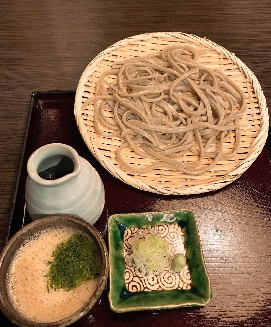 樫原伸彦のインスタグラム：「柏の葉からの帰りの定番、 浅草で道草。  名店 大黒屋さんに電話したら今日はいっぱいと断られた。  しかし頭の中は完璧に蕎麦。 さぁ、どうしたもんか？ Googleマップに雑に「蕎麦」と入力してみたら、徒歩2分のところに食べログ3.73のお店を発見！  めっちゃ、そば！  ってことで 「手打蕎麦 おざわ」さんに 迷わずダイブ！  蕎麦前に🍺 小松菜のおひたし 卵黄の味噌漬け◎  んで 「山の芋ざる」は 栃木県矢板産 粗挽き十割で頂きました。  香り豊か。 歯ごたえ、喉越し良しの蕎麦。 絶品ですわ。  とろろは 石川県根上産 加賀丸芋◎◎◎  これぞ山芋の香り！という つけ汁に少しずつつゆを足して頂く。  いやぁ浅草の蕎麦屋さん、たくさんありますけどね、勉強不足でコチラはノーチェックでした。  山の芋ざる、美味すぎてビックリ！  麺くらった！  #ダジャレ #蕎麦 #山芋 #とろろ #大和芋 #卵黄 #小松菜 #ビール #食べ歩き #グルメ #浅草 #asakusa #foodie #yummy #delicious #ご馳走様でした #tokyo #japan #japanesefood #noodles」