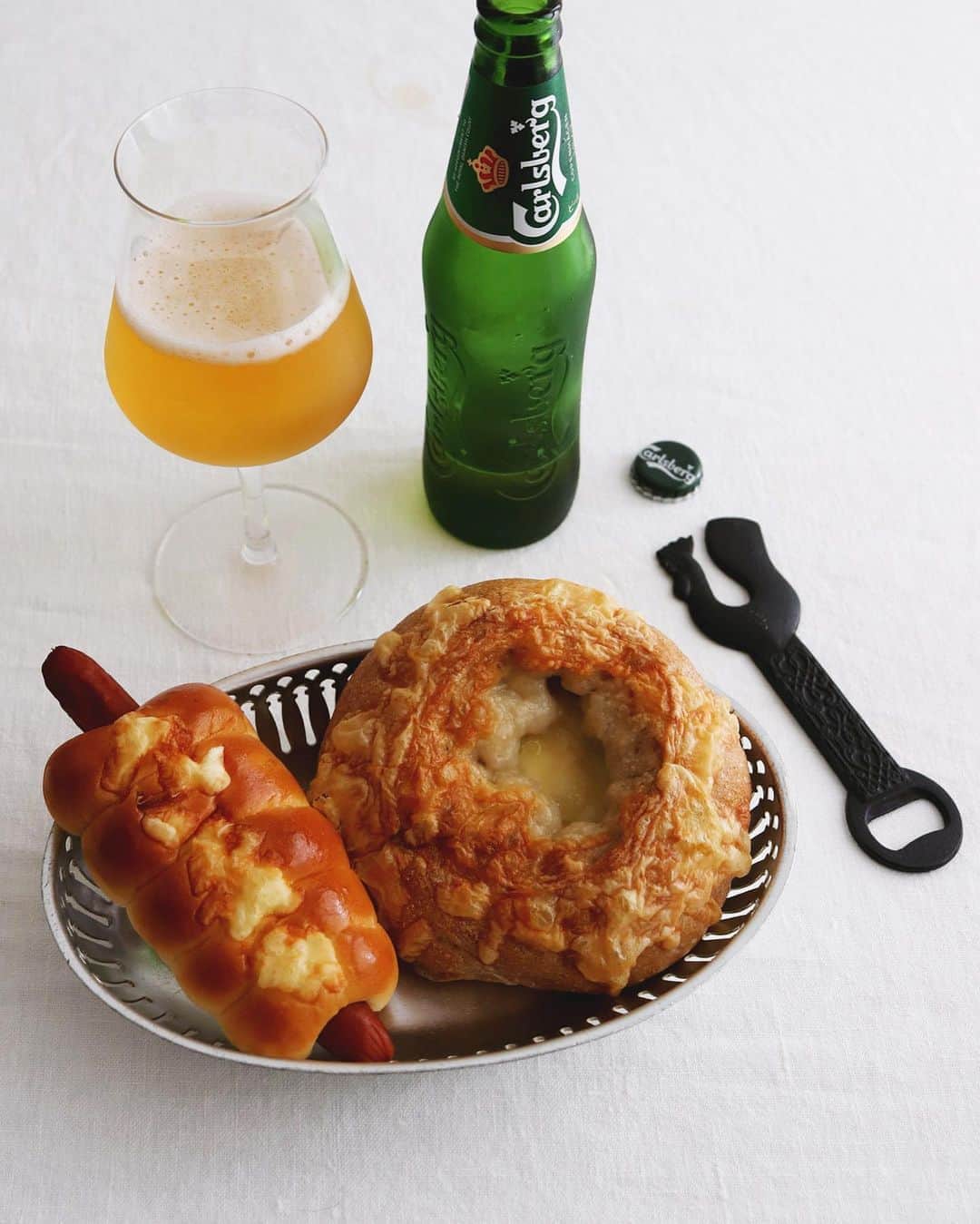のインスタグラム：「Bread and Beer . 夜はビールに合うパンで、 アンデルセンの一押しの サムソーチーズのパンと 人気のソーセージロール。 カールスバーグと合わせ 楽しい大人の夜ヒュッゲ。 . 実は今日１０月２１日は 広島アンデルセン誕生日！ デンマークフェアは残り １０日を切りましたよー！ 👉@andersen_official_jp . ちなみにサムソーチーズ、 デンマークの真ん中辺り カテガット海峡に浮かぶ サムソー島で作られてる セミハードのチーズです。 バターに似た酸味と甘み、 マイルドで癖のない風味。 名前は寒そう？ですけど、 しっかり温めて食べよう！ . ちなみにカールスバーグ、 約１５０の国で飲まれる デンマークのビール会社。 有名なサッカーチームの スポンサーもしてたりで 結構好きなビールですわ。 . . #夜パン #おつまみパン #パン好き #アンデルセン #アンデルセンのパン #ヒュッゲ #デンマーク #ファーマーズブレッド #サムソー #サムソーチーズのパン #ソーセージロール #カールスバーグ #andersen #bread #bakery #hygge #copenhagen #bageri #denmark #breadlover #carlsberg #hyggelife #🇩🇰」