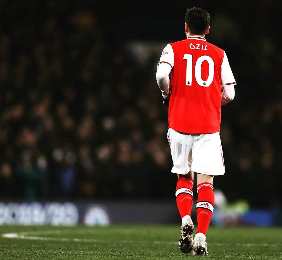 のインスタグラム：「This is a difficult message to write to the @Arsenal fans that I’ve played for over the past few years. I’m really deeply disappointed by the fact that I have not been registered for the @premierleague season for the time being. Upon signing my new contract in 2018, I pledged my loyalty and allegiance to the club that I love, Arsenal, and it saddens me that this has not been reciprocated. As I have just found out, loyalty is hard to come by nowadays. I've always tried to remain positive from week to week that there's maybe a chance to get back in the squad soon again. That's why I kept silent so far. Before the Coronavirus break I was really happy with the development under our new coach Mikel Arteta - we've been on a positive way and I would say my performances were on a really good level.   But then things changed, again, and I was not longer allowed to play football for Arsenal. What else can I say? London still feels like home, I still have many good friends in this team, and I still feel a strong connection with the fans of this club. No matter what, I will keep fighting for my chance and not let my 8th season at Arsenal end like this. 🙏🏼🙏🏼 I can promise you that this hard decision won't change anything in my mindset - I will continue to train as best as I can and wherever possible use my voice against inhumanity and for justice.  #M1Ö #YaGunnersYa」