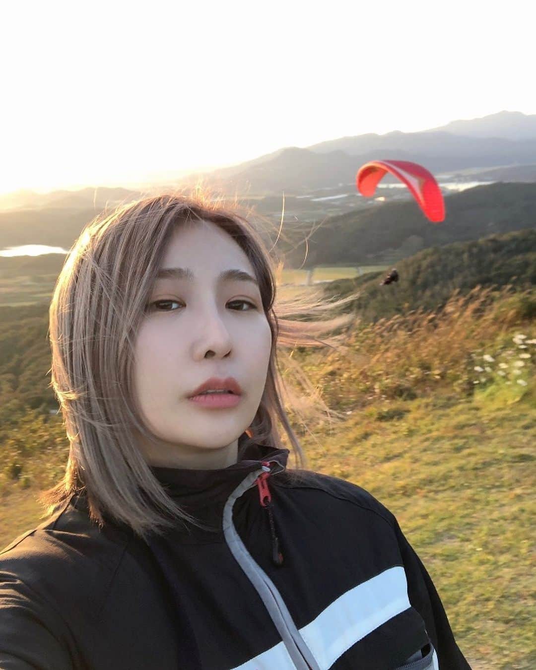 ジェアのインスタグラム：「패러글라이딩제아 🔥 도전의 연속 😲 사진속 입모양이 순대입술모양이라고 @iam_still_beautiful  황보언니께서 알려주심 ㅋㅋ #muah💋 #순대입술」