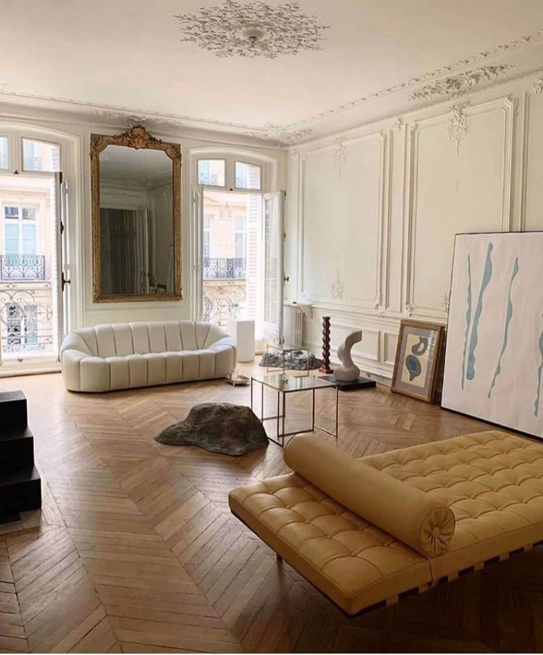 ペニーレ・タイスベックのインスタグラム：「Some of my favorite couch references - inspiration for our new home🤍  Found some pictures on pinterest - please tag if you know the original source 🤍」