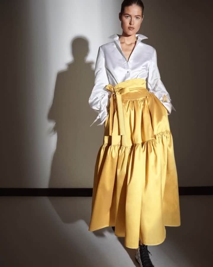 アレクシマビーユのインスタグラム：「Yellow skirt and bold white satin shirt @alexismabille #new #SS2021 #spring #summertime #summer #skirt  #whiteshirt #satinshirt #satin #radzimir #bold #highwaistskirt #jupon #volants #jaune #sochic #parisianstyle」