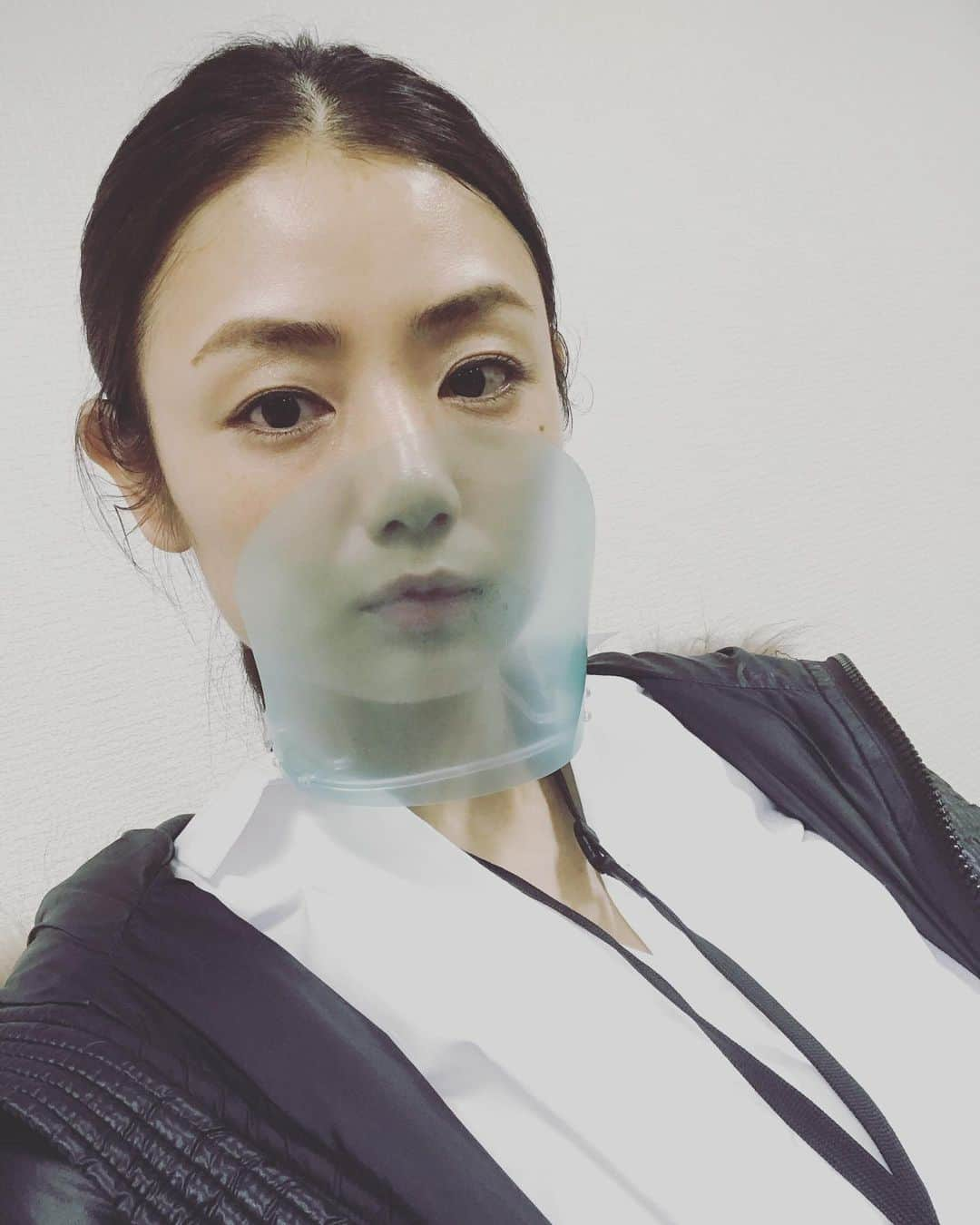 片山萌美さんのインスタグラム写真 - (片山萌美Instagram)「このフェイスガードとても良い！ 首で支えてるからメイク崩れないし 目元はあいてるから 周りが見えやすい✨  #moemikatayama   まだまだ大変だけど がんばりましょうね☺︎♡」10月21日 20時07分 - moet_mi