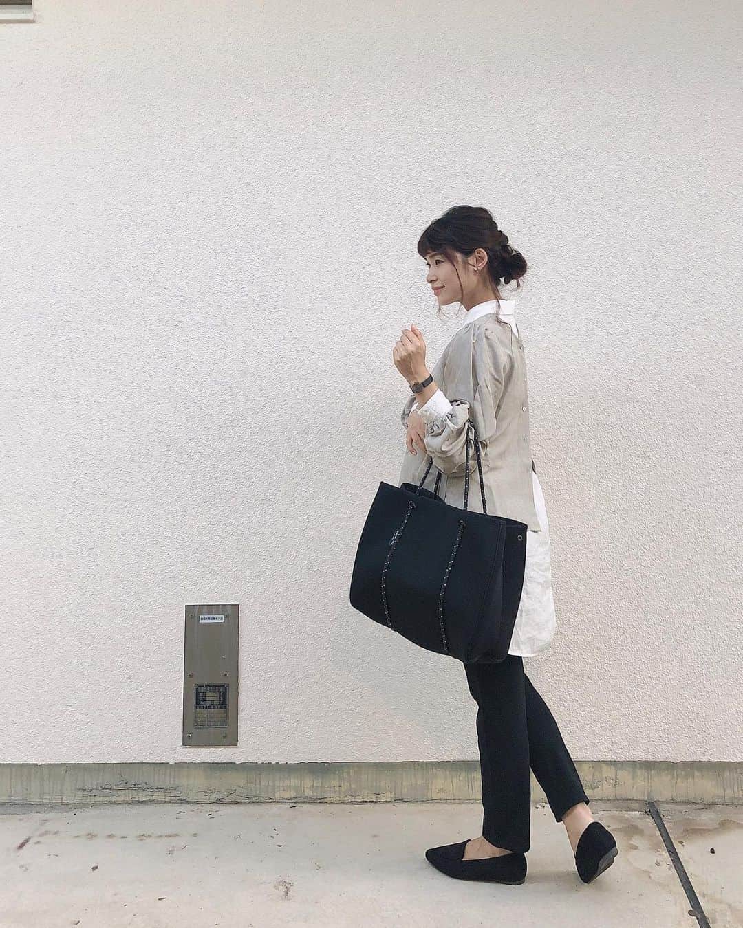 三佐和あやのインスタグラム：「こんばんは🌙﻿ お気に入りのバッグは @willowbayofficialreseller ママバッグとして 軽くて使いやすい！これからバンバン使えそう💕﻿ ﻿ 今日は おばあちゃんちに 子供たちが出かけてるので ﻿ちょこっと外ごはんです🍝 あと2.3日したら 正産期ってゆって、産まれてもOK🙆‍♀️に入るよ〜✨ ﻿ ﻿ #code﻿ Pullover ... @titivatejp  Shirt ... @zara  tights ... @inujirushi.official  @inujirushi.shop  Bag ... @willowbayofficialreseller  shoes ... @reedit_official  ﻿ ﻿ +*————————*+﻿ #pr #秋コーデ #きょこ #いつコ #シンプルコーデ #大人カジュアル #ママコーデ #ママリ #ママファッション #マタママ #ファッション #お洒落 #バッグ #gu_for_all #zarawoman #fashion #ootd #大人女子 #アラサー #アラフォー #大人可愛い #ママ #マタママ #ぷんにー #マタニティ#3児ママ #関西ママ #ママコーデ #アラサーママ #30代コーデ」