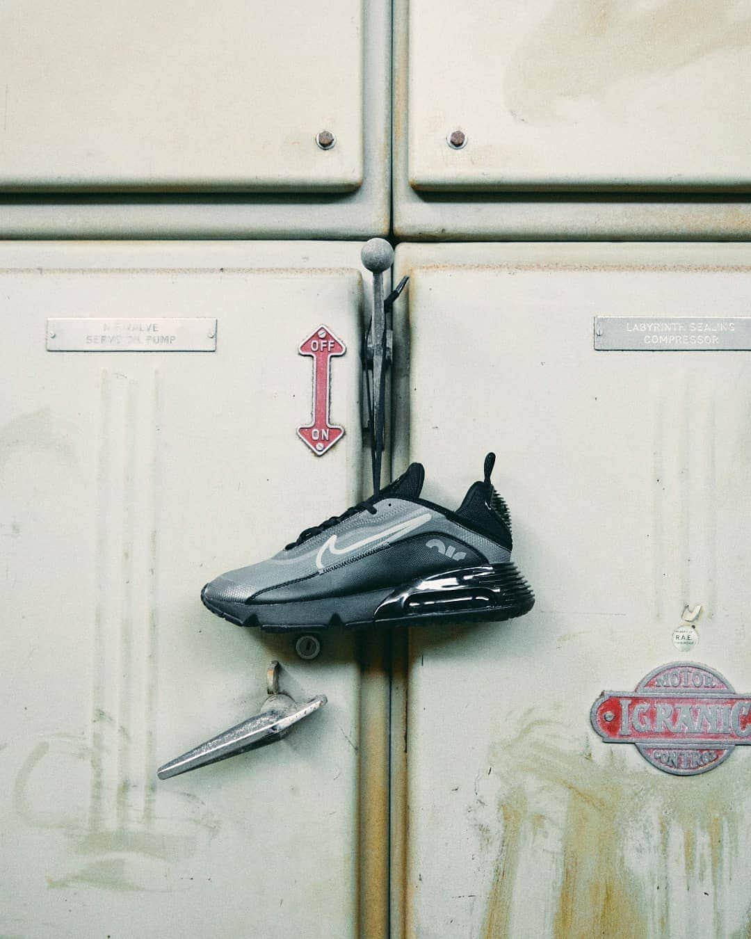 FOOTASYLUMさんのインスタグラム写真 - (FOOTASYLUMInstagram)「Your daily dose of Swoosh! 🔥  Cop the @nikesportswear Air Max 2090 in all sizes online & in store!  #Footasylum #Nike #AirMax2090」10月21日 20時11分 - footasylum