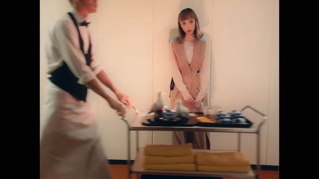 Kisshomaru S.のインスタグラム：「For @mononkul_official “Every One Minute”  Director + DOP + Photography: Kisshomaru Shimamura Photographer Assistant：Naoki Usuda @nokusd  Stylist：KAZUHIDE UMEDA @umedakazuhide  Graphic Designer：Seri Tanaka @seri_tanaka  Hair + make up ： Asuka Takei @hairmake.asuka  Lighting : @yoshi_shimamura   Full ver  https://www.youtube.com/watch?v=yEHKQWsImvA&feature=youtu.be」