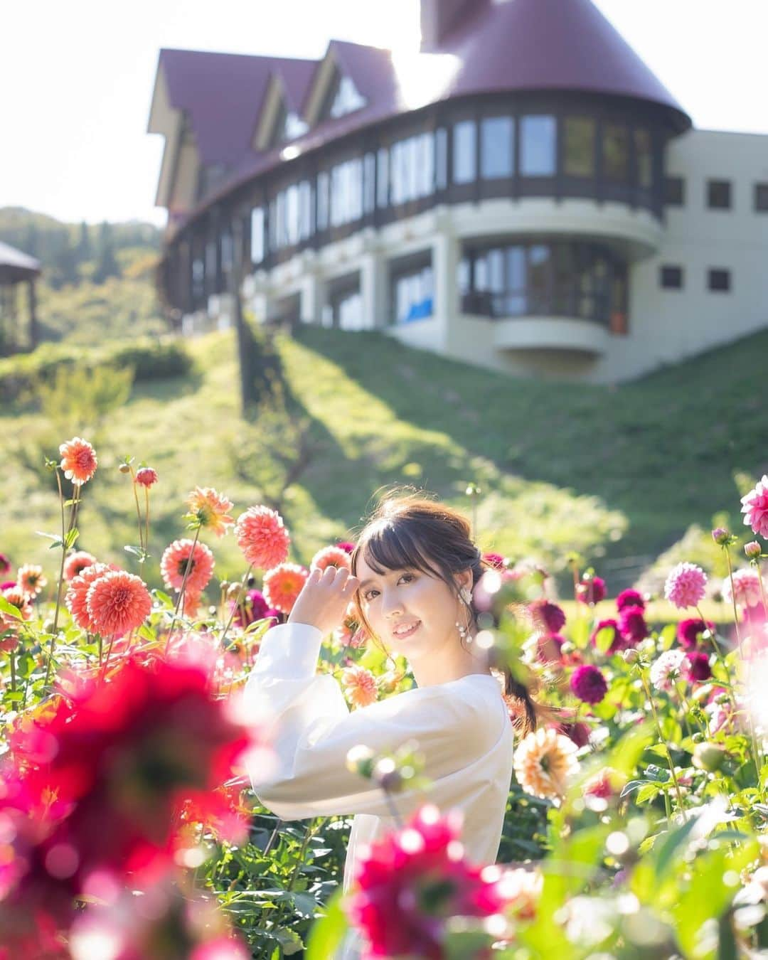 相場詩織さんのインスタグラム写真 - (相場詩織Instagram)「【秋田市雄和 秋田国際ダリア園💐】﻿ ﻿ いつか大好きな 蜷川実花(@ninagawamika )さんと﻿ 秋田のダリアの コラボ作品が見てみたいです✨﻿ 色鮮やかで美しいダリアを見る度に﻿ そう思ってしまいます😌﻿ 蜷川実花さんは私が﻿ 初めて好きになった写真家さんで﻿ 今も変わらずずーっと好きで憧れています💖﻿ ﻿ カメラマン 金子直さん(@kanekodirect )﻿ ヘアメイク センティールラセゾン千秋公園﻿  竹中さん(@hm__sae )﻿ ﻿ ﻿ ﻿ #ヘアアレンジ #編みおろし #ロングヘアアレンジ﻿ #ポートレート#お花 #お花畑 #ダリア #秋田名物﻿ #アナウンサー #アナウンサー衣装 #白ワンピース﻿ #清楚メイク #韓国ファッション #韓国服 #絶景﻿ #東北観光 #秋田観光 #東北 #秋田 #秋田名所﻿ #ポートレート撮影 #ポートレートモデル #일본﻿ #秋田市 #akita #visitjapan #아나운서 #아키타현﻿」10月21日 20時12分 - shioriaiba0801