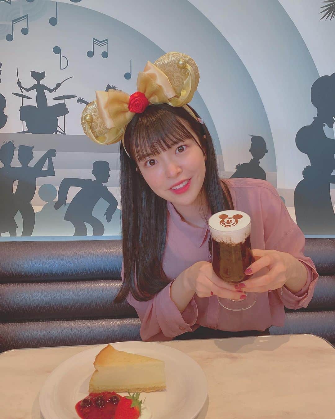 松崎博香さんのインスタグラム写真 - (松崎博香Instagram)「. このドリンク美味しかったから… ここのカフェまた行きたい☕️♡ みんなはカフェに行ったらなに頼む？ コーヒー？ケーキ？ココア？？ #東京ディズニーランド #東京ディズニーリゾート #ディズニーランドカフェ #センターストリートコーヒーハウス #tokyodisneyland #tokyodisneyresort #카페 #카페스타그램 #도쿄디즈니랜드」10月21日 20時12分 - hiichan_starmarie