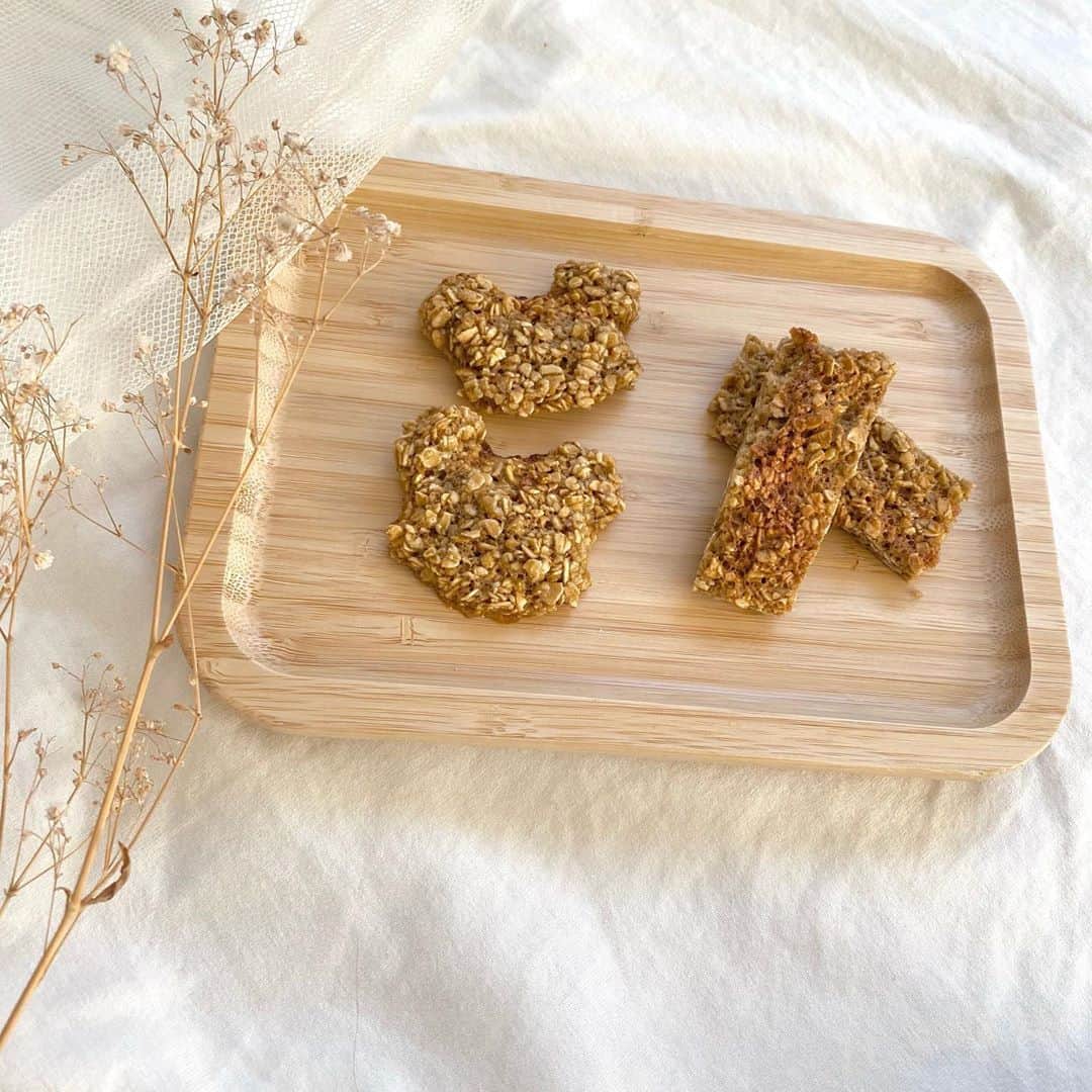 北川花音のインスタグラム：「﻿ オートミールクッキーを作ったよ〜🍪﻿ ﻿ オートミールと卵と砂糖を混ぜて、﻿ ５分レンジに入れただけだったから簡単だった！﻿ ﻿ #オートミールクッキー　#スイーツ　#かののんおやつ　#北川花音　#ニコラ　#nicola」