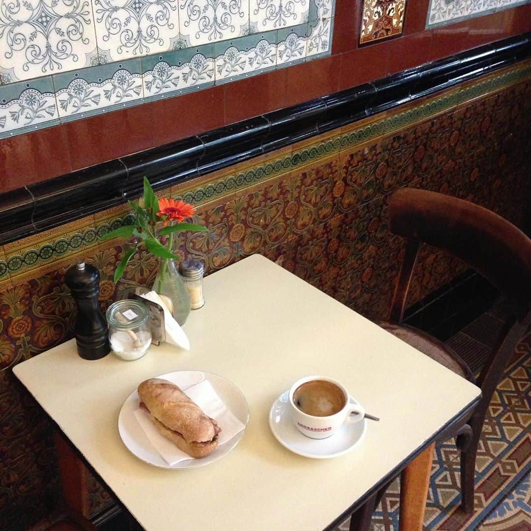 小堀紀代美さんのインスタグラム写真 - (小堀紀代美Instagram)「ベルリンに行きたくなる✈︎ カフェ天国！チェーン店はほぼなく、個性のあるカフェばかり。  行くたびに、毎日カフェ巡りをするのが楽しかったな。  次に旅に出れる時まで元気に過ごそう〜。  ハワイもいいな。台湾もいいな。パリもニューヨークもいいな。行ったことのないところも行ってみたい。　世の中も変わってきたけど、今まで変わらずにその土地土地を同じように旅ができるといいな。どこかに行きたーい！  #cobo旅berlin」10月21日 20時15分 - likelikekitchen