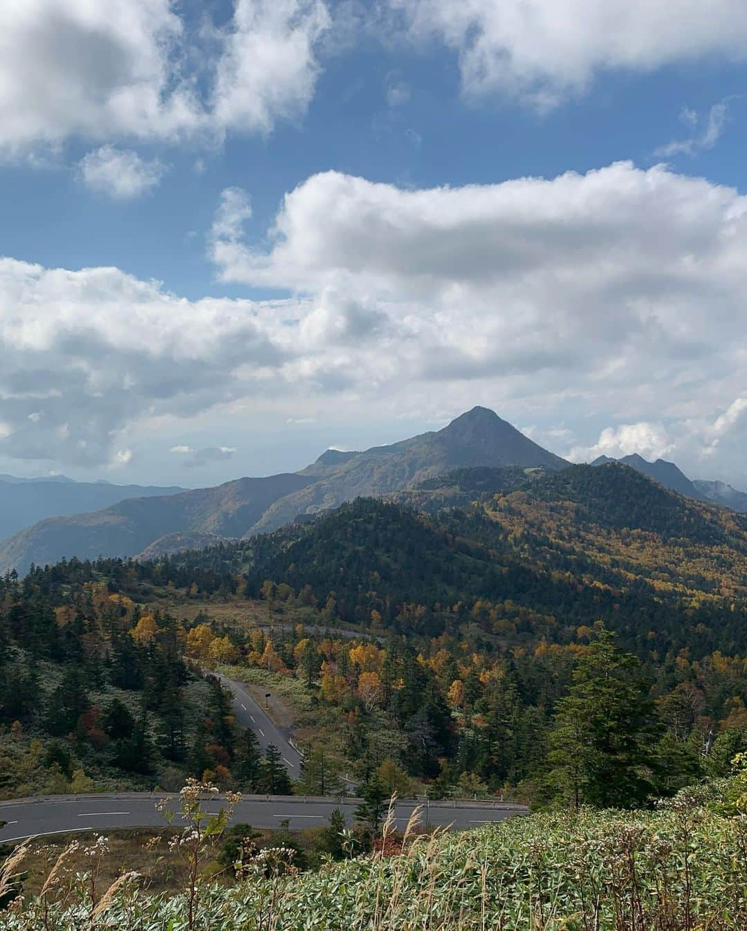 富田優衣さんのインスタグラム写真 - (富田優衣Instagram)「🗻❤︎  #山 #空 #絶景 #田舎 #大自然 #現実逃避 #日本 #日本の風景 #ロングヘア #カジュアル #ナチュラル」10月21日 20時17分 - tomitann.yui