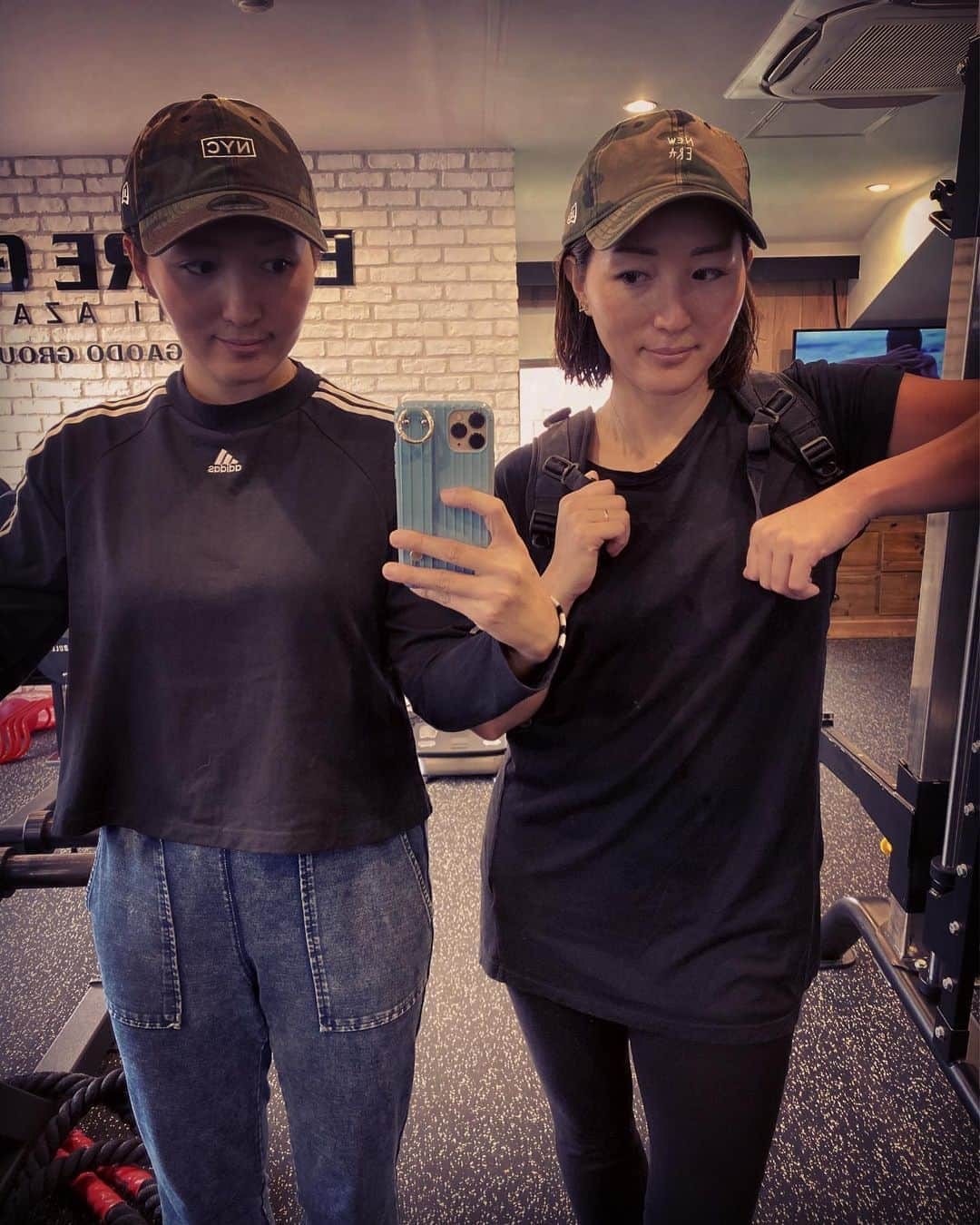 木村真野・紗野さんのインスタグラム写真 - (木村真野・紗野Instagram)「久しぶりのentire gym🙆‍♀️🙆‍♀️ やっぱりトレーナーに見てもらいながらやるトレーニングはきつい👻でも楽しいしみんなで頑張れる🥺❤️ 筋肉痛が怖いですが本格的に色々再始動します✨✨💁‍♀️💁‍♀️❤️  #egaodo #entiregym #training #power #mayasaya #adidastokyo #newela #parsonaltrainer #team #tokyo #まやさや　#パーソナルトレーニング　#再始動　#頑張ろう @adidastokyo  @newerajapan  @egaodo.hideto.fukuda  @egaodo1234  @entire.egaodo  @entire.gym  @egaodo.inoue.entire  @egaodo.suzuki」10月21日 20時17分 - mayasaya_kimura