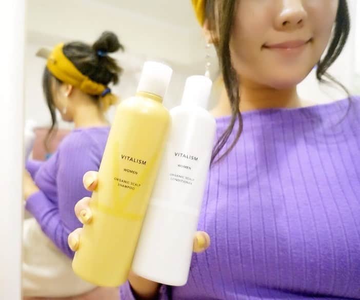 ルナさんのインスタグラム写真 - (ルナInstagram)「𝚅𝙸𝚃𝙰𝙻𝙸𝚂𝙼 🧴﻿ ﻿ 最近使ってるシャンプーとトリートメント✨﻿ これ使うと朝起きても髪が﻿ 絡まってなくてサラサラ💓﻿ ﻿ ドクターと美容師のタッグで生まれたスカルプケアの商品だよ✨﻿ ﻿ 敏感肌も洗える優しい洗浄成分なのが﻿ わたしはすごく嬉しい😆💓﻿ ﻿ 香りもラベンダーを基調とした爽やかでフェミニンな「HERBAL FLORAL」でバスタイムがリラックスできた〜💓﻿ ﻿ ドンキのアプリ『majica』のクーポンで安く買えるよ♥️﻿ ⏩スワイプしてね ﻿  ﻿ ストーリーにリンク貼っておくね♥️ ﻿ ﻿ ＊﻿ ＊﻿ ＊﻿  ﻿ ﻿ #VITALISM #バイタリズム #ドンキ #majicaアプリ #ピロミジロール #ヘアジニアス #スカルプシャンプー #独自成分 #オーガニック #植物由来 #pr」10月21日 20時18分 - runakumaa