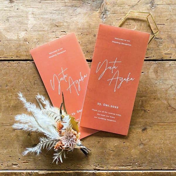 merry_wedding_shopのインスタグラム：「3つ折り席次表S03 White  ラフなカリグラフィーがトレンド感のあるデザイン。  テラコッタ・ベージュはボーホーシックなイメージ、ホワイト・グレーはシンプルなテーマの挙式をイメージしてデザインしました✍️  特にテラコッタは発売以来大人気のカラーです✨  同じデザインのプロフィールブックも販売中。  現在でしたらお急ぎのご注文もご対応可能です。（一度お問い合わせくださいませ。）  詳しくは、プロフィール欄のリンクよりショップにアクセスしてくださいね😊  #ウェルカムボード #ウェルカムスペース #席次表 #席次表オーダー #プロフィールブック #プロフィールブックオーダー #メニュー表 #席札 #ペーパーアイテム #前撮り #結婚式前撮り #ウェディングフォト #ナチュラルウェディング #ボーホーウェディング #プレ花嫁 #プレ花嫁準備 #結婚式準備 #花嫁準備 #プレ花嫁さんと繋がりたい #全国のプレ花嫁さんと繋がりたい #日本中のプレ花嫁さんと繋がりたい #結婚式 #披露宴 #ウェディング #ブライダル #大人婚 #2020秋婚 #2020冬婚#2021春婚 #merrywedding」