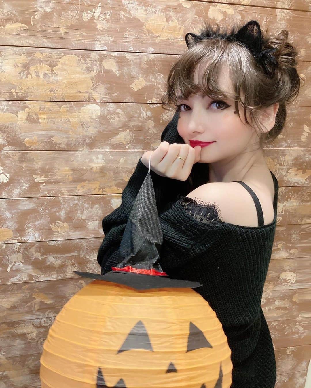 ミシェリマリコさんのインスタグラム写真 - (ミシェリマリコInstagram)「🐈  * * 吾輩は猫である🐱  にゃー🐈💨  * * photo&hair @namiheeeeey   * * 誰になんて言われても自分らしく生きよう🎶✨  * * #ハロウィン #ハロウィンメイク #ハロウィンコスプレ #猫コスプレ #ねこコスプレ #黒猫コスプレ #黒猫 #ねこ好き  #ハロウィンヘアアレンジ #ねこみみ  #ハーフ #ハーフ女子 #ハーフ顔 #黒コーデ #黒ニット  #ミディアムヘア #ミディアムヘアアレンジ #名古屋サロモ」10月21日 20時30分 - michellymariko