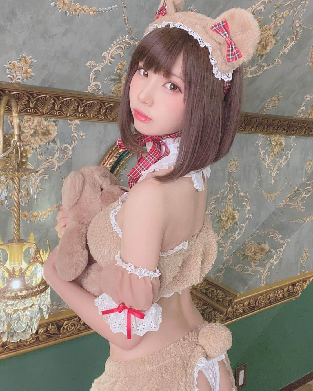 えなこさんのインスタグラム写真 - (えなこInstagram)「クマちゃん衣装🧸 クマのぬいぐるみも私物です🧸」10月21日 20時24分 - enakorin