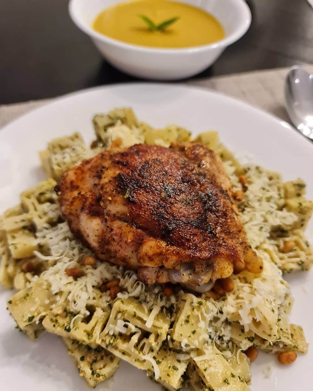 デスモンド・タンのインスタグラム：「YES, VERY YUMMY! Many of you have been asking me for the recipe of "DT's Pesto Pasta with Pan-fried Chicken".   Here you go: • 2 cups basil (mine is homegrown 😉) • ¼ cup toasted pine nuts • 4-5 tbs olive oil • 1 tsp lemon juice • 1½ tbs minced garlic • ½ cup shredded parmesan cheese • ½ tsp salt • ⅛ tsp pepper • Chicken thighs • Paprika powder • Your desired pasta  Blend olive oil and basil leaves for 1 min. Add toasted pine nuts (set aside 2 tbs for serving), garlic, lemon juice, parmesan cheese, salt and pepper and blend for another 1 min. Taste and adjust the ingredients as desired.   Season chicken thighs with salt, pepper and paprika powder. Pan fry them with salted butter 6 mins on each side.   Meanwhile, cook your desired pasta according to package instructions, be sure to use salted water. Transfer pasta to a serving dish. Add homemade pesto sauce and stir into pasta until evenly distributed.   Add shredded parmesan cheese and sprinkle remaining toasted pine nuts. Lastly, top pasta with the pan fried chicken thigh and serve!  ENJOY!  P.S. Refrigerate the leftovers and have it as cold pasta the next day. Just add some shredded cucumber and cheese! 🤤」