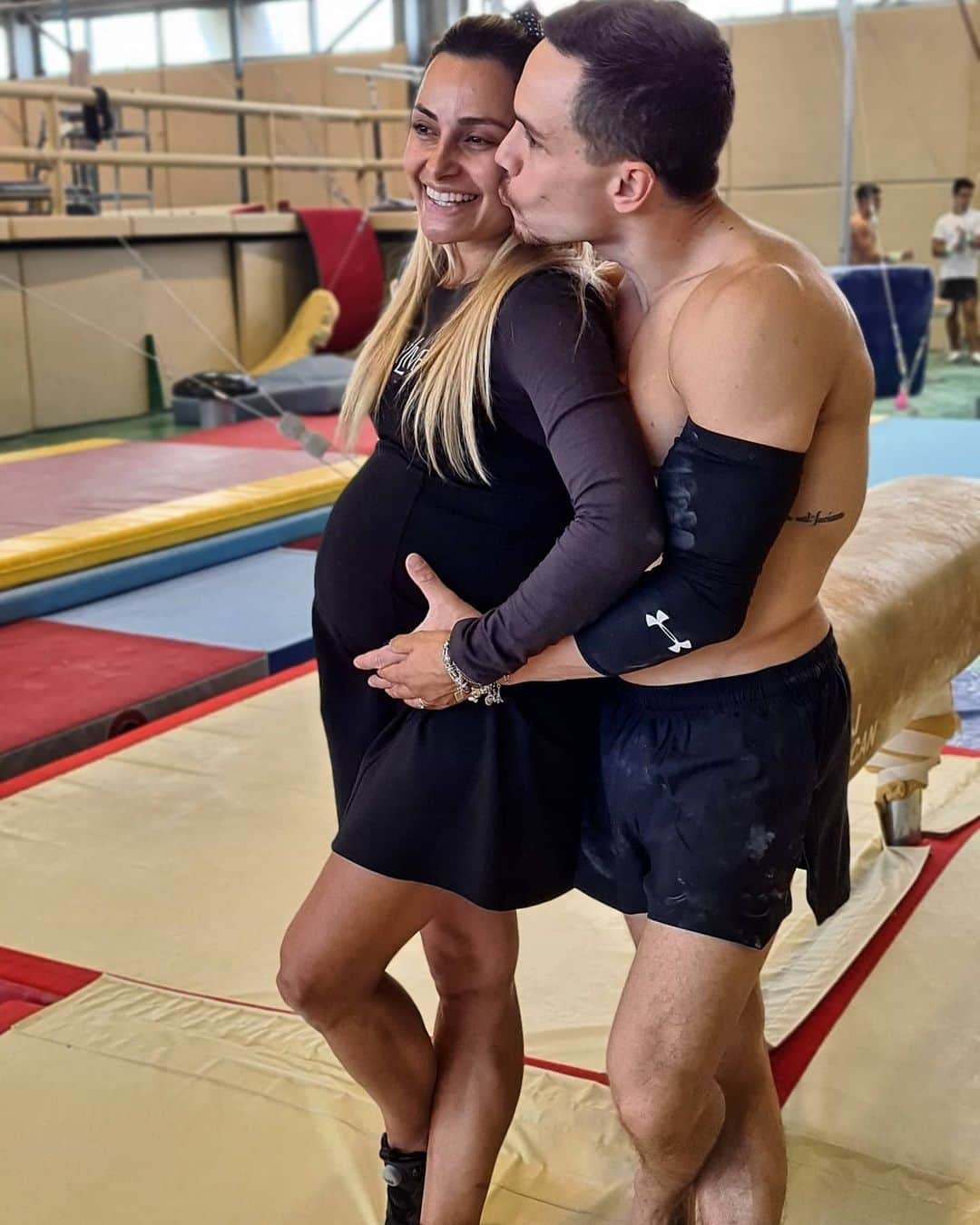 バシリキ・ミロウシさんのインスタグラム写真 - (バシリキ・ミロウシInstagram)「Είπα να πω ένα γεια! 🥰 #gymnast #gymtime #not #babyloading @eleftherios_petrounias」10月21日 20時25分 - vasilikimillousi